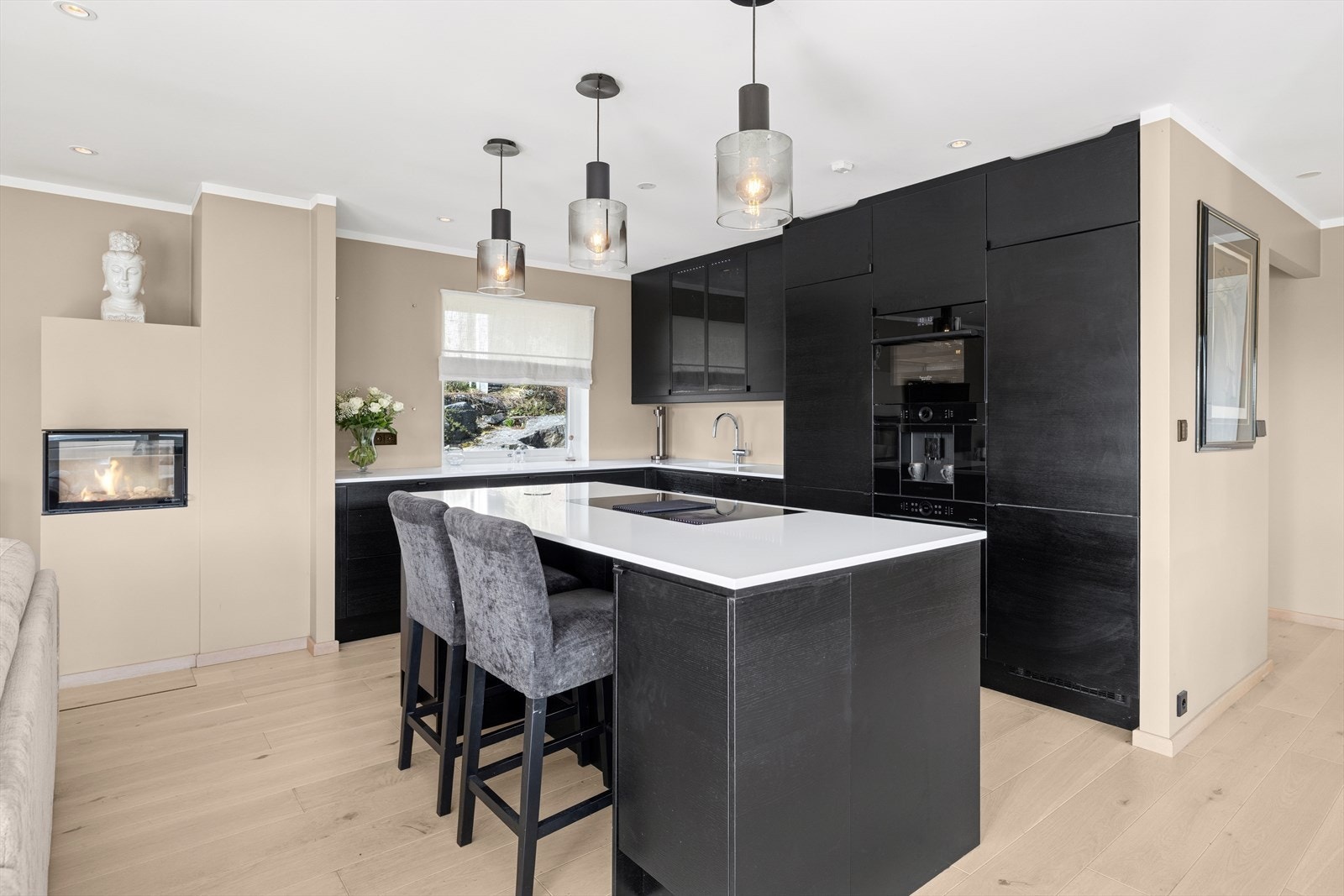 Det er spiseplasser ved kjøkkenøya Galleribilde