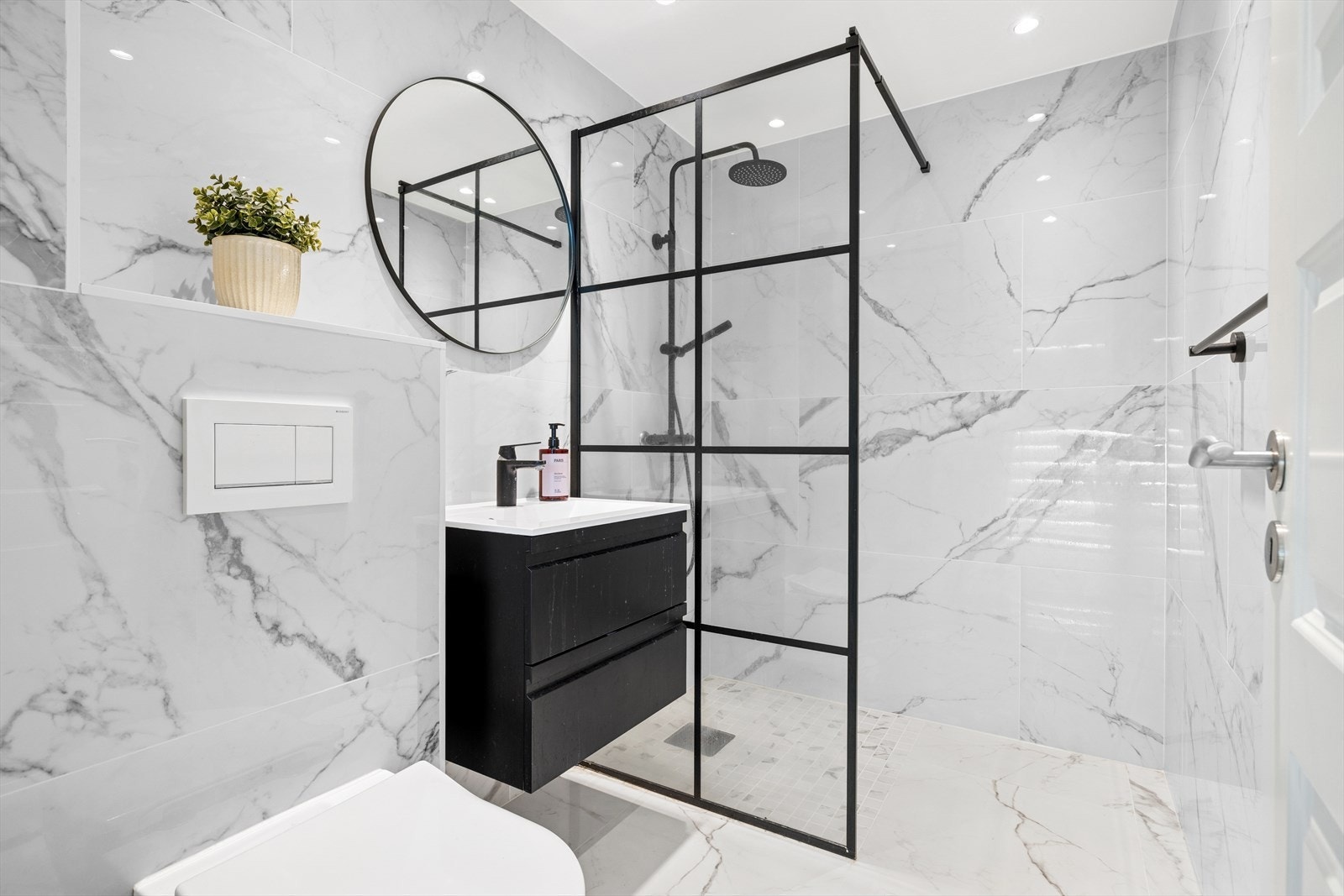 Flislagt baderom i underetg. med dusj Galleribilde