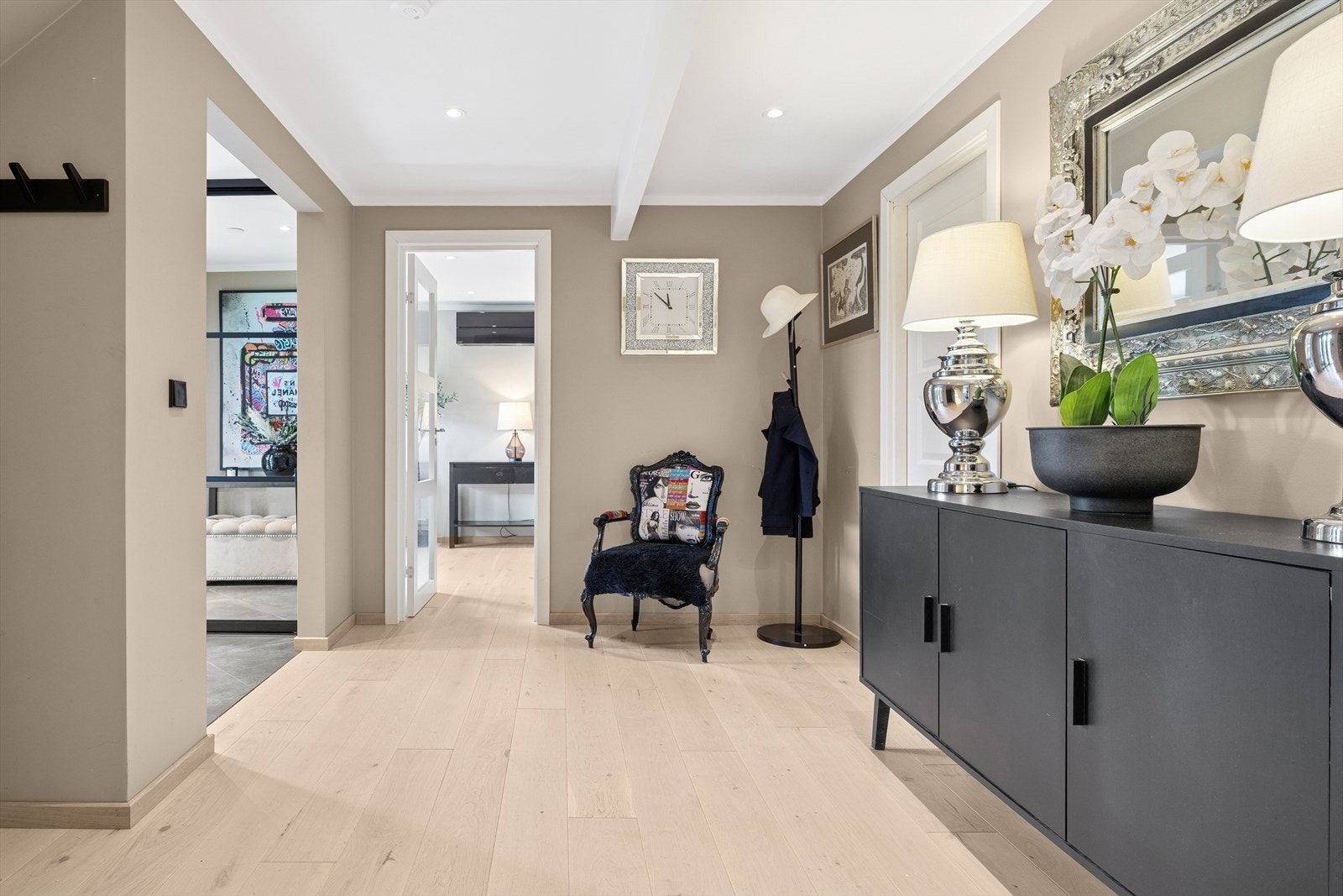 Entré/gang har godt med oppbevaringsplass til yttertøy og sko Galleribilde