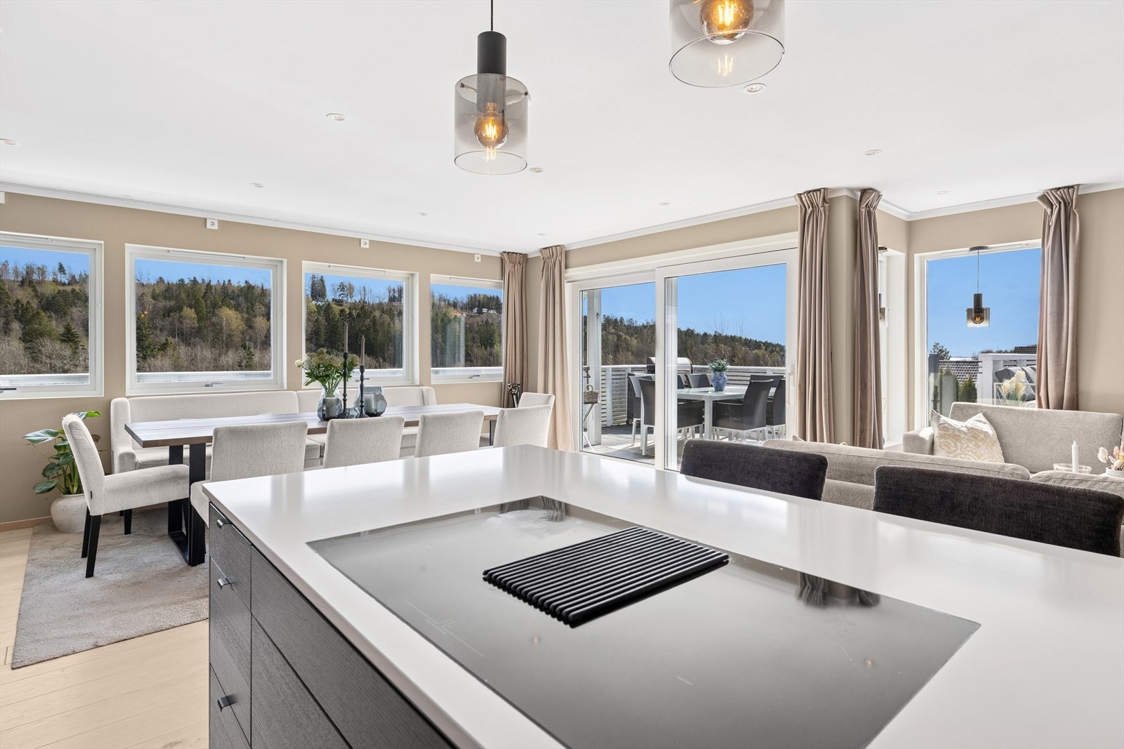 Koketopp i kjøkkenøya med integrert ventilator Galleribilde