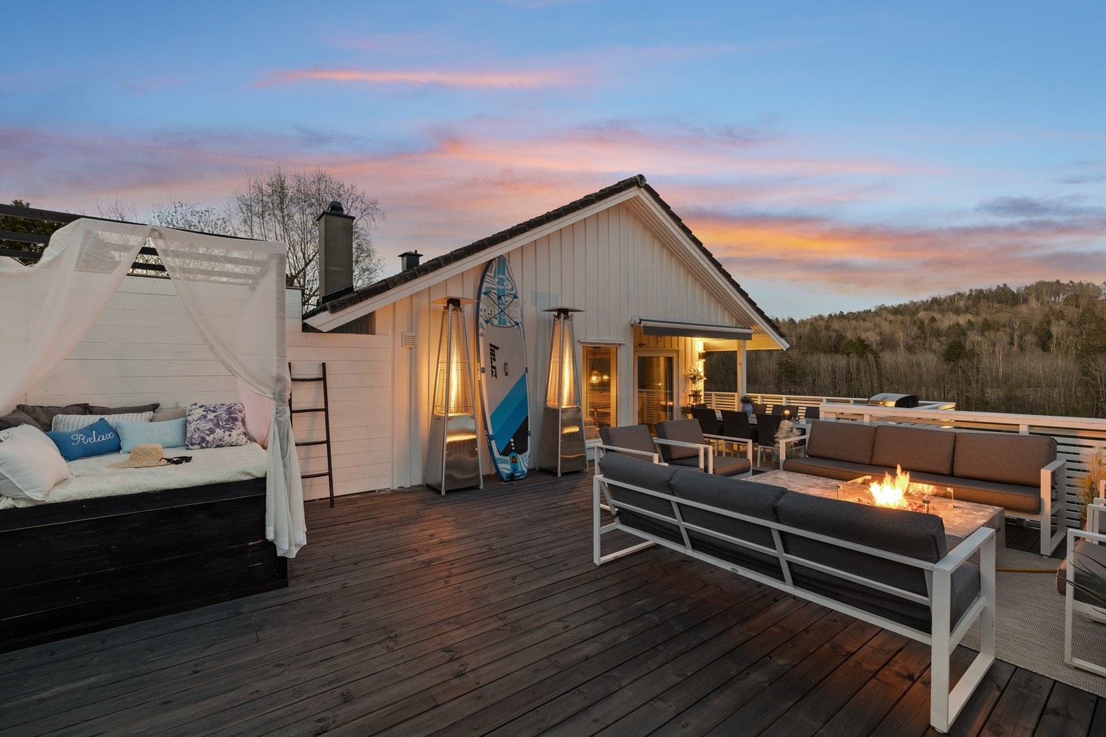 Det er en plassbygget daybed på terrassen - det ultimate stedet for avslapning Galleribilde