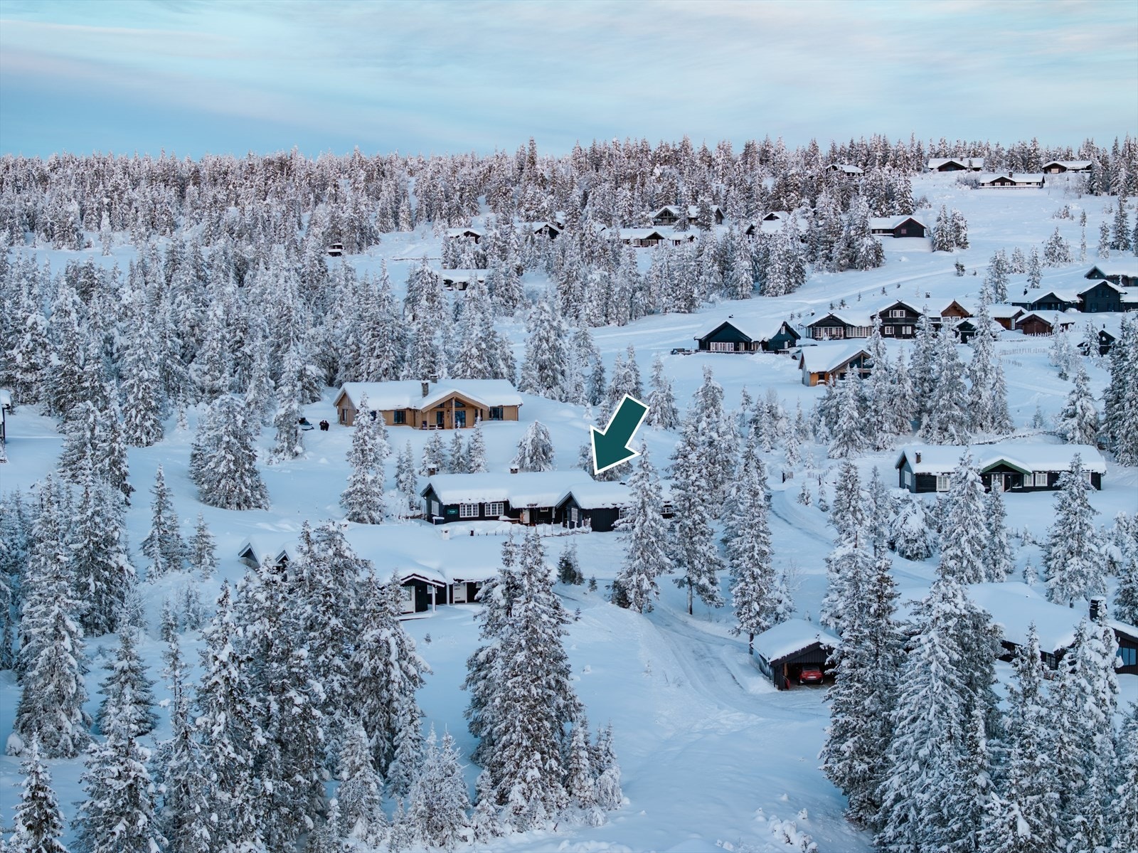 Hytta ligger fint til i feltet og har umiddelbar adkomst til turterreng og skiløyper. Galleribilde