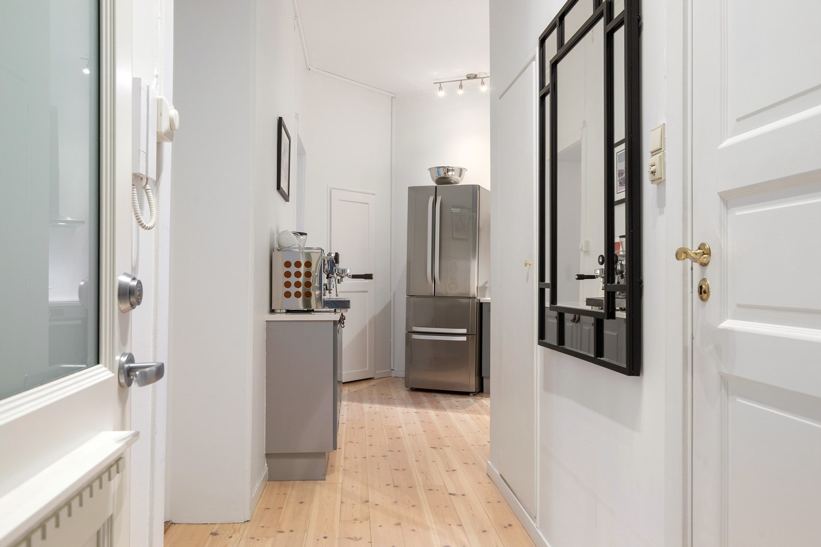 Romslig entré. Galleribilde