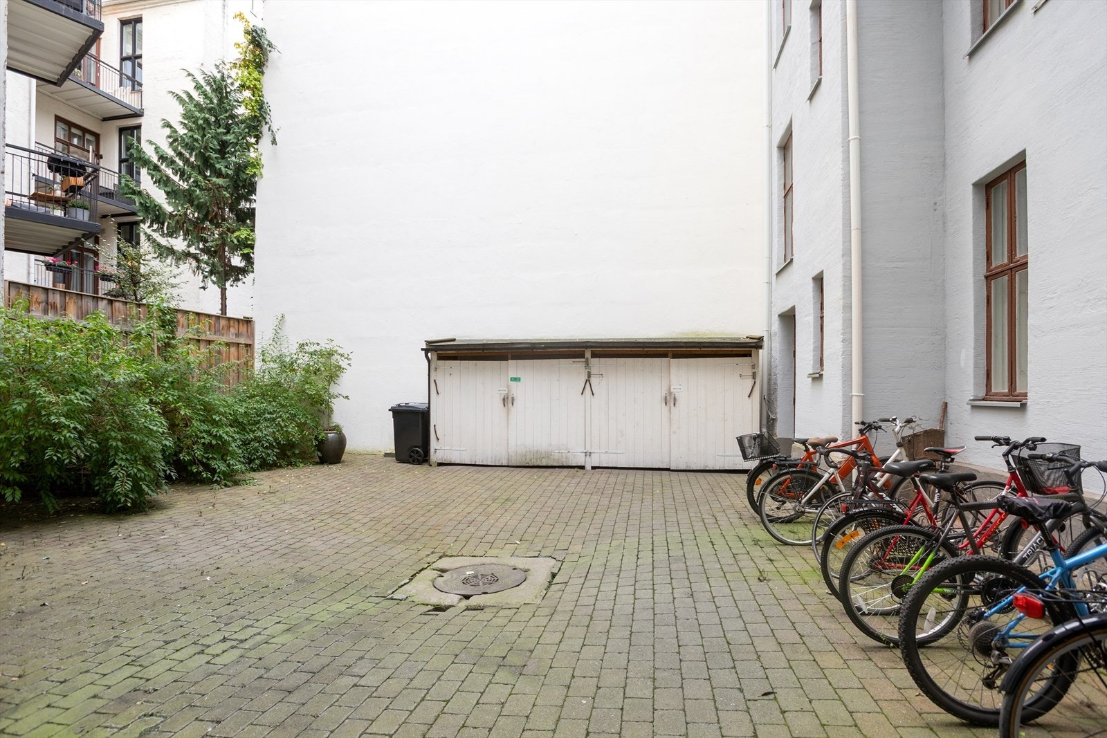 Bakgård med sykkeloppstilling. Galleribilde