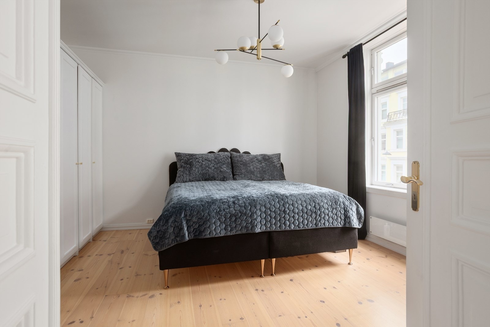 Stort og luftig hovedsoverom med god plass til dobbeltseng, nattbord og garderobe. Galleribilde