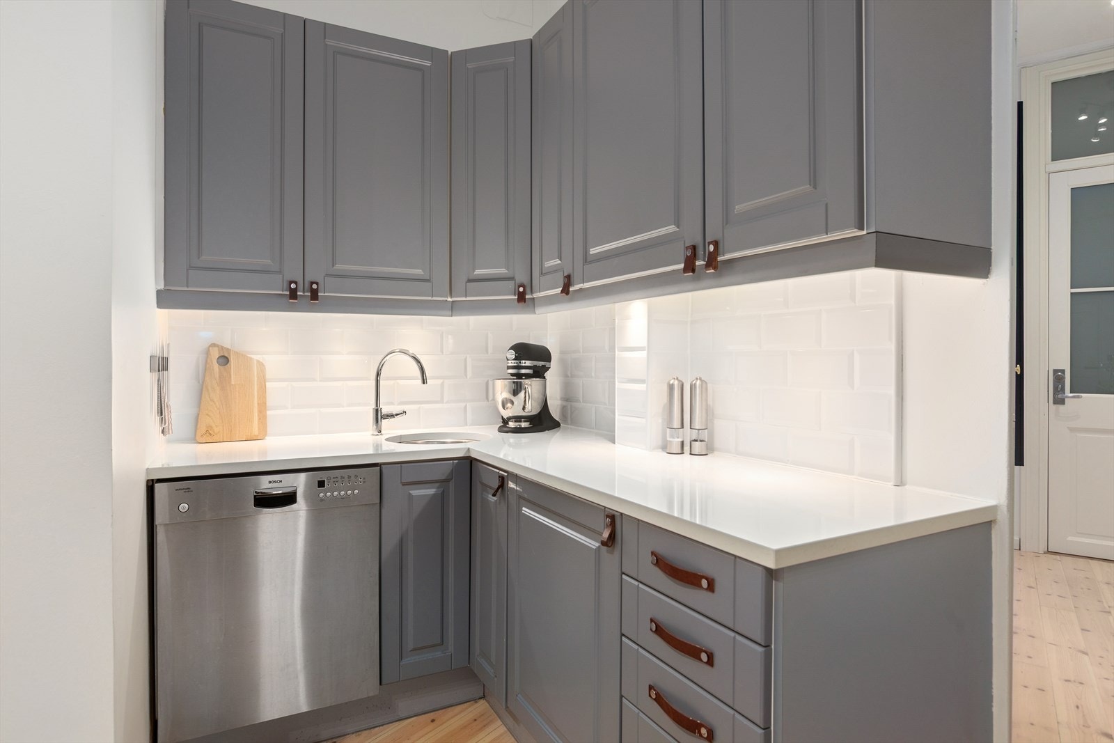 Kjøkkeninnredning med profilerte fronter. Opplegg for oppvaskmaskin. Galleribilde