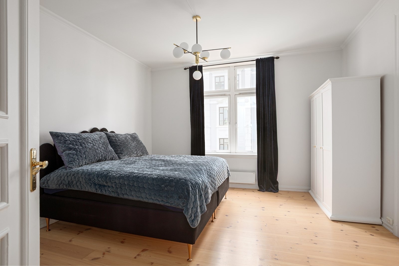 Romslig takhøyde og størrelsene på rommene gir en luftig følelse. Galleribilde