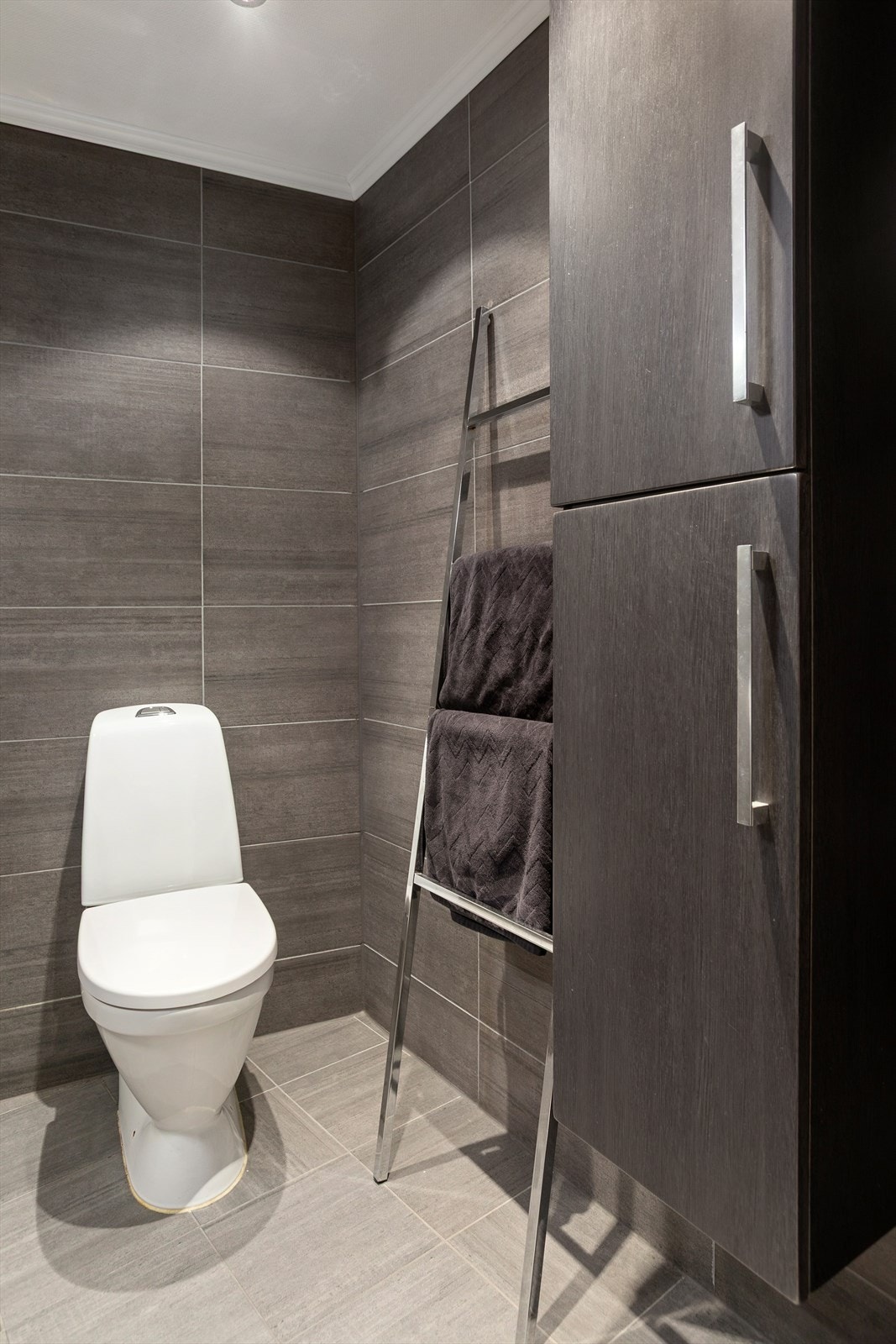 Varmekabler i gulvstøp i bad. Godt med oppbevaringsplass. Galleribilde