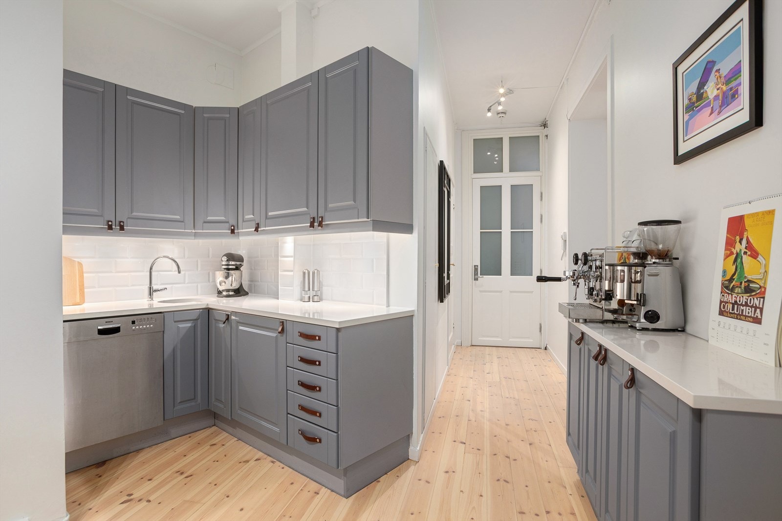 Kjøkkenet ligger fint i delvis separat løsning. Galleribilde