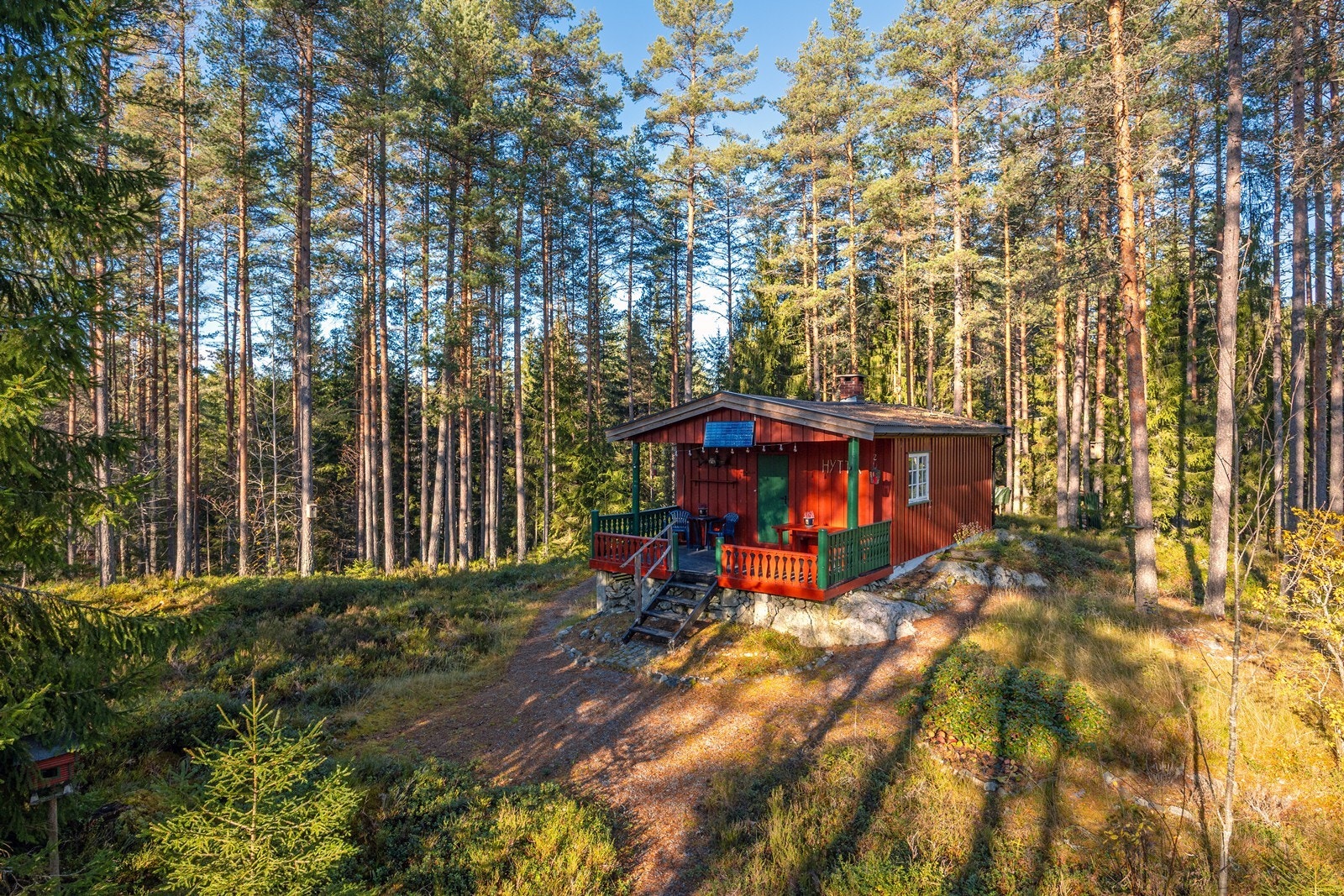 På sommerstid er turmulighetene mange langs grusede turveier og ved flere vann. Galleribilde