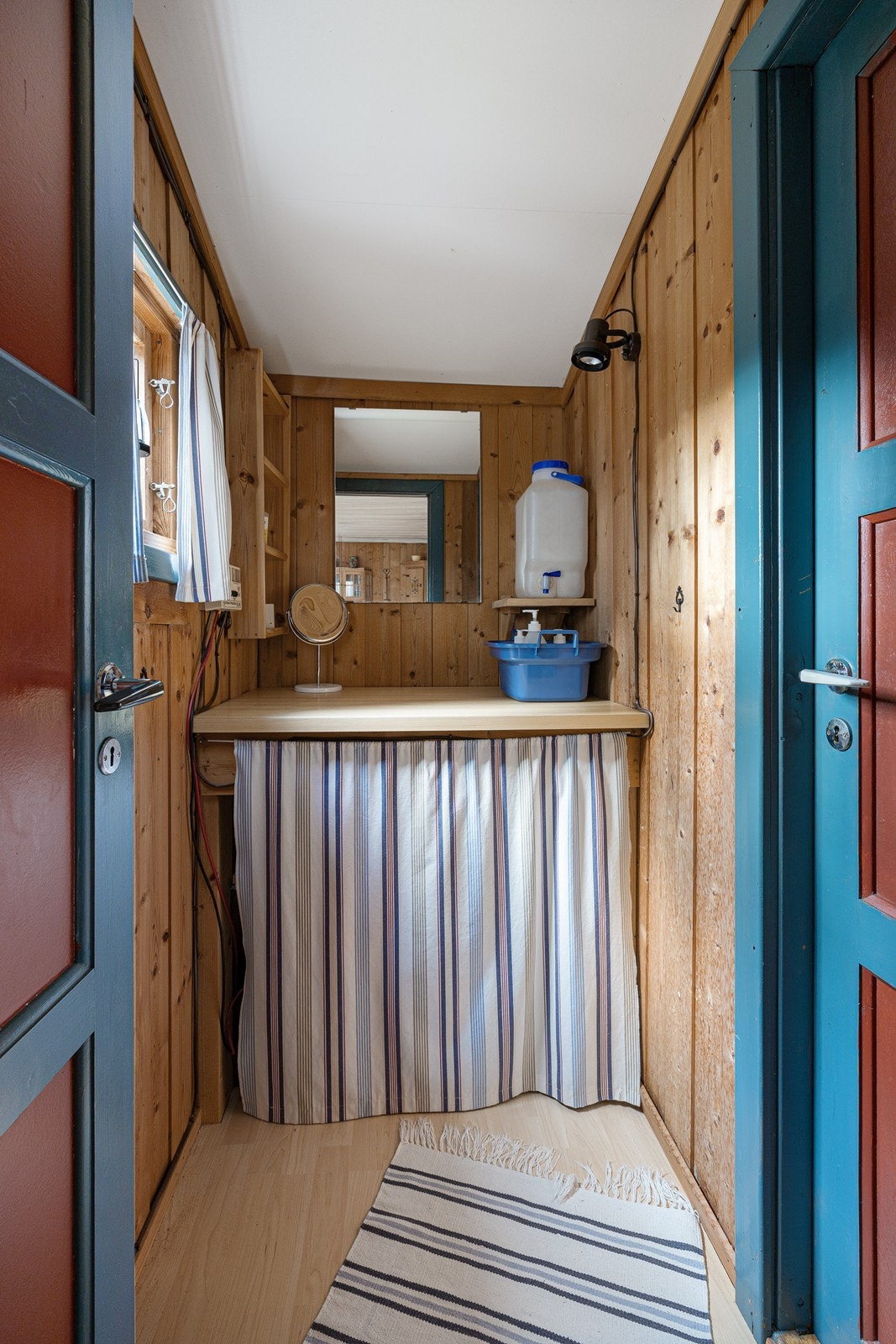 Videre har hytta et rom med benk, speil og stellemuligheter. Galleribilde