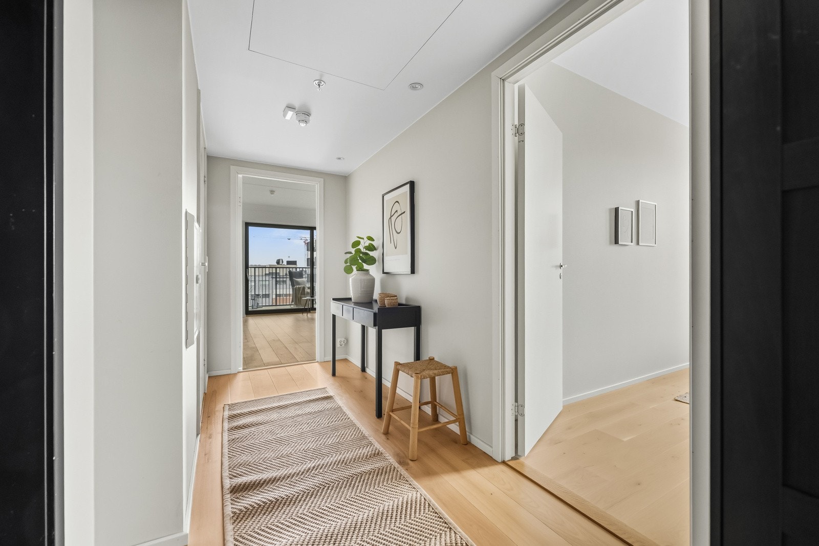 Romslig entré med god plass til yttertøy og sko Galleribilde