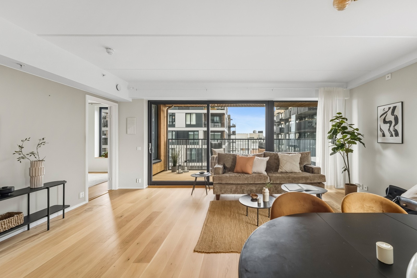 Det er vannbåren varme i alle gulv, balansert ventilasjon og 1-stavsparkett Galleribilde