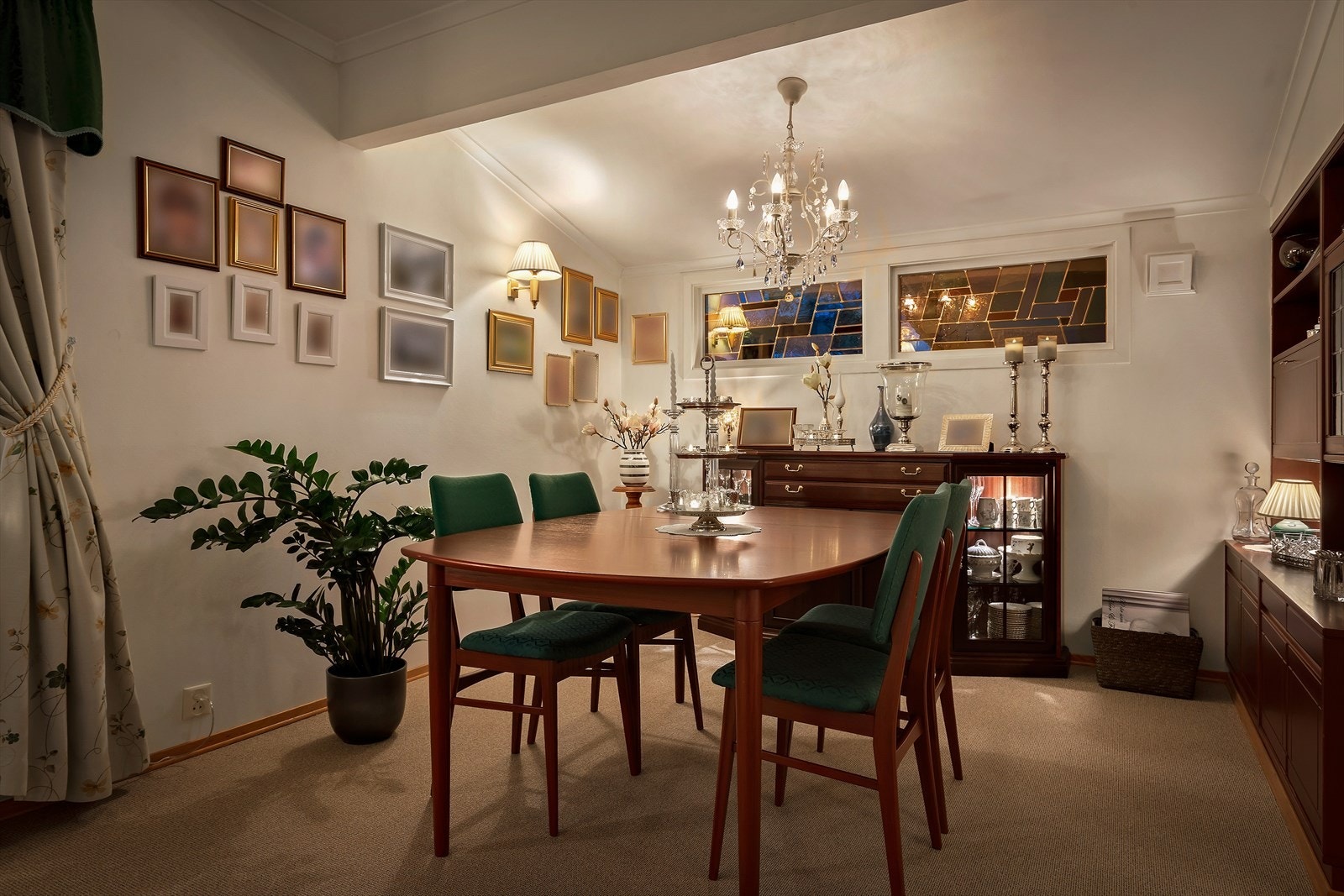 I spisestuen er det plass til et stort spisebord, der hele familien kan samles. Galleribilde