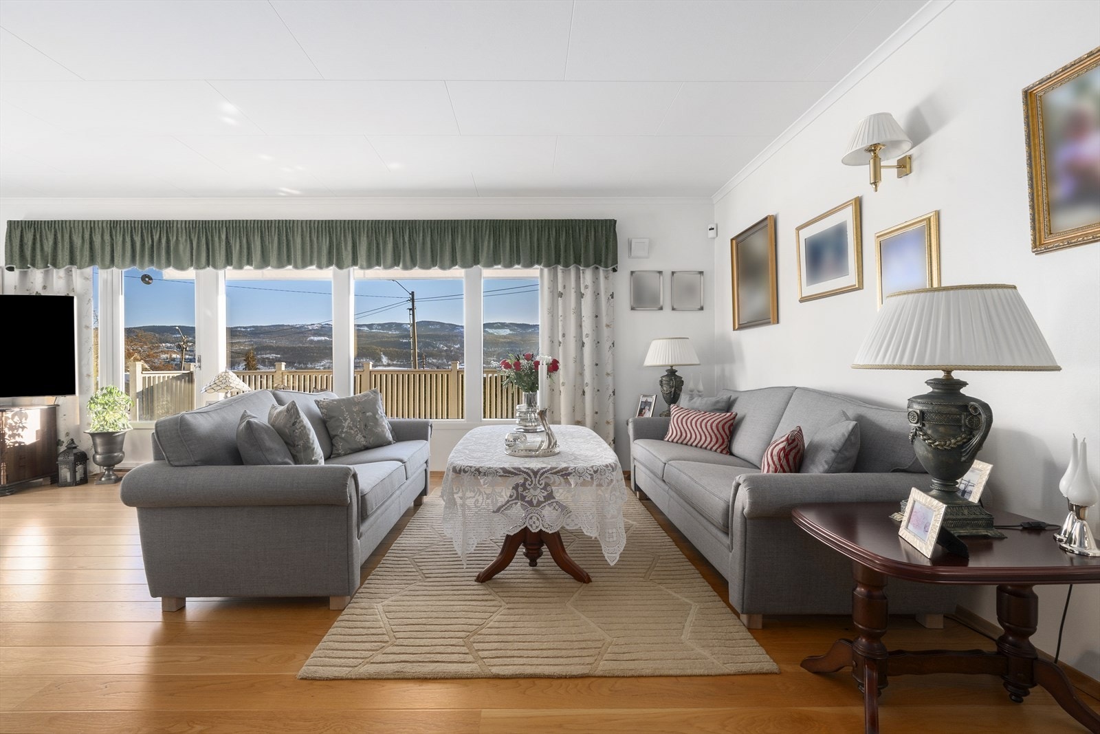 Innholdsrik enebolig med attraktiv beliggenhet - Carport - Fine uteplasser - Nærhet til marka Galleribilde