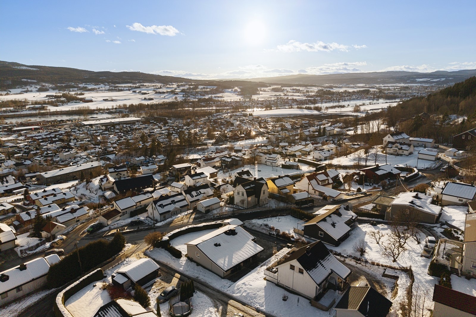 Fra boligen er det gangavstand til både barneskole og ungdomsskole. Fra boligen er det også nærhet til flere barnehager. Galleribilde