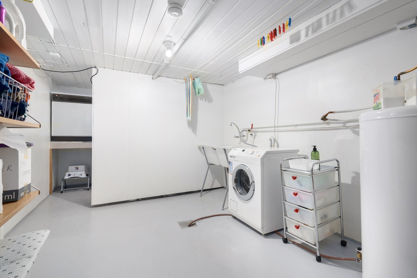 Vaskerom med opplegg for vaskemaskin og skyllekum. Galleribilde