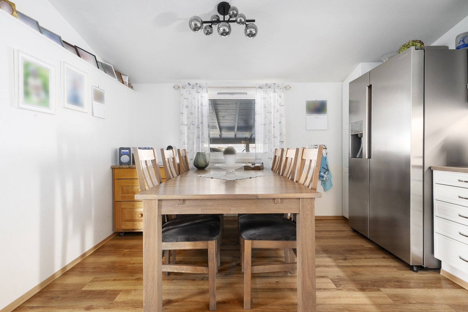 Kjøkkenet har god plass til en sittegruppe, der en kan nyte frokosten. Galleribilde