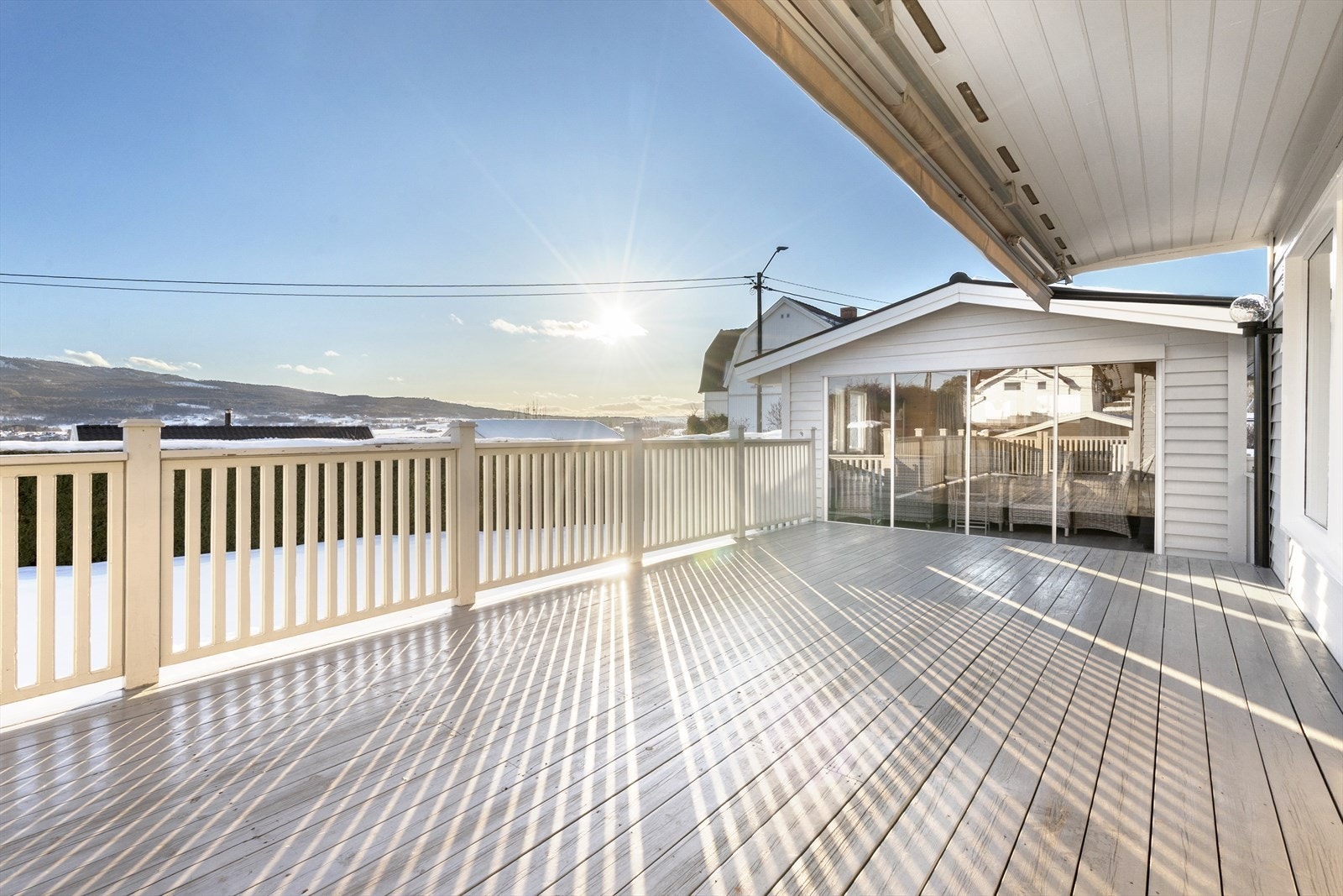 I tilknytning til terrassen ligger en lun og skjermet hagestue med store glassflater som gir en fin forlengelse av uteplassen og gjør den brukbar store deler av året. Galleribilde