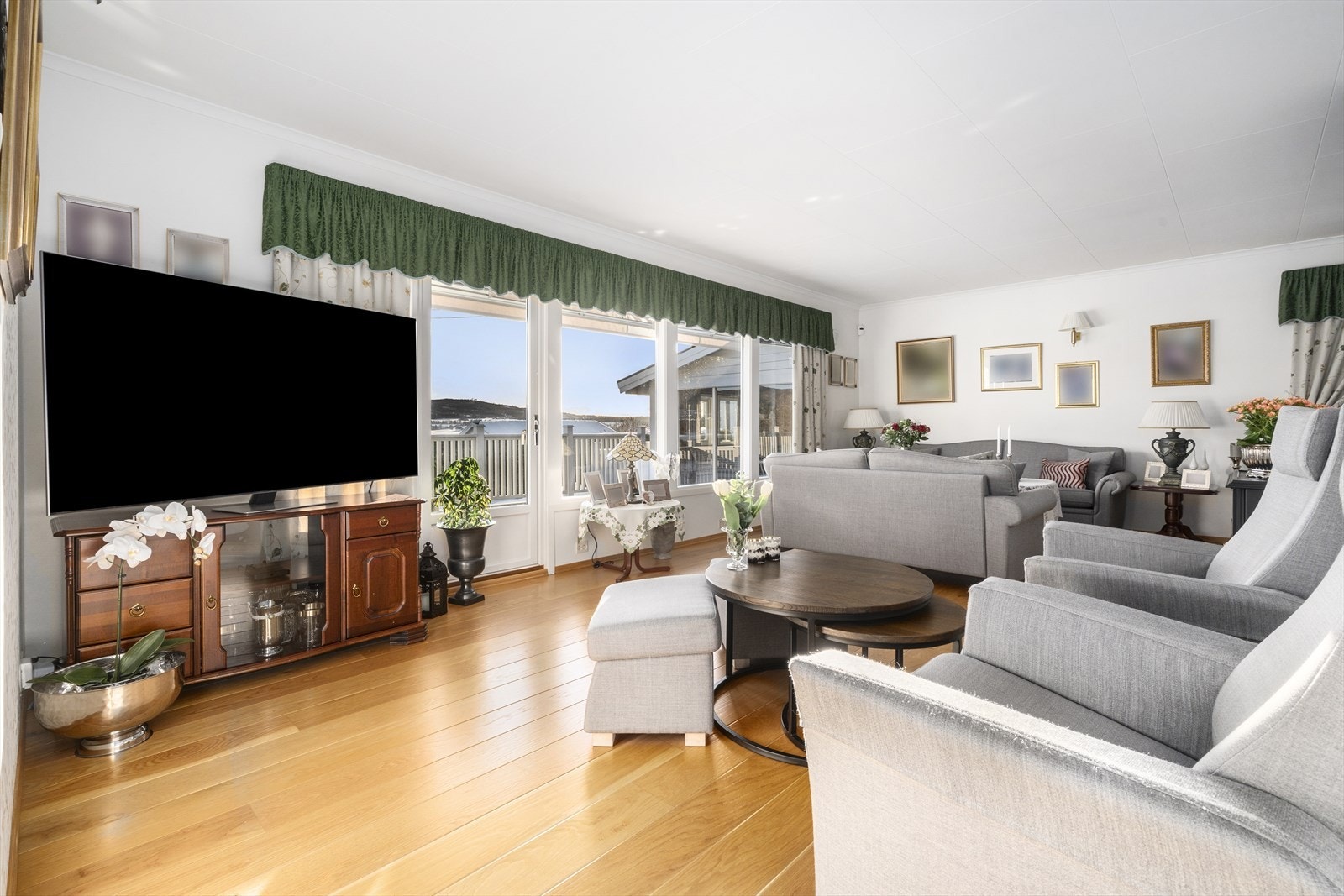 Alt er lagt til rette for den optimale lyssettingen med vindusflater som bringer den naturlige belysningen fint inn. Galleribilde