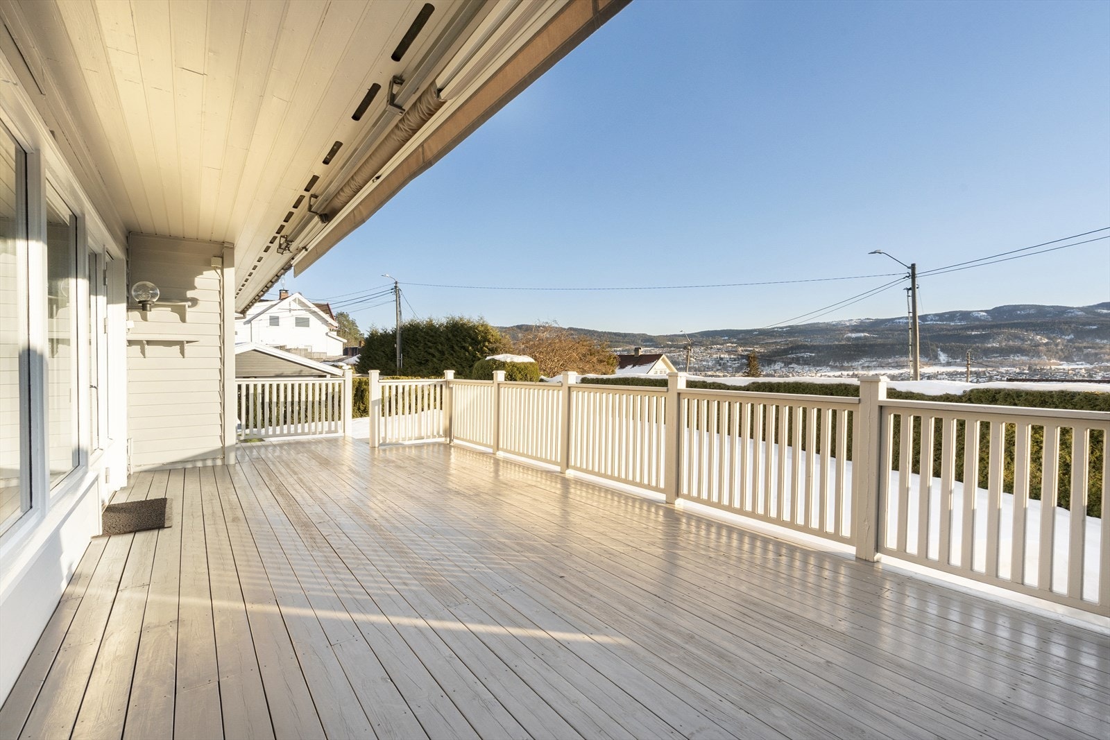 Boligen har en romslig og solrik terrasse med god plass til både lounge- og spisegruppe. Galleribilde