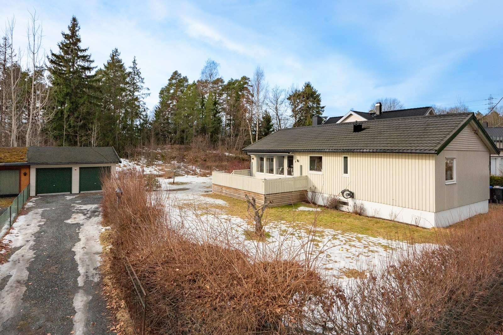 Parkering på gruset gårdsplass eller i dobbelgarasje. Galleribilde