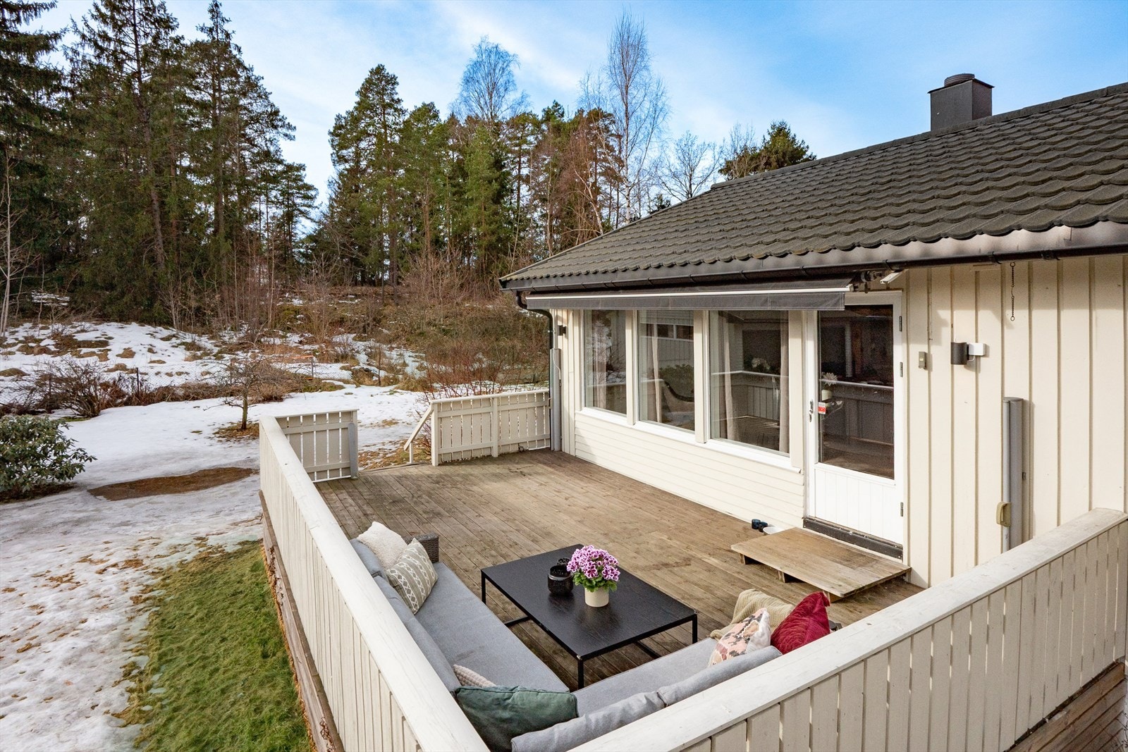 Fra terrassen er det videre adkomst til hagen. Galleribilde