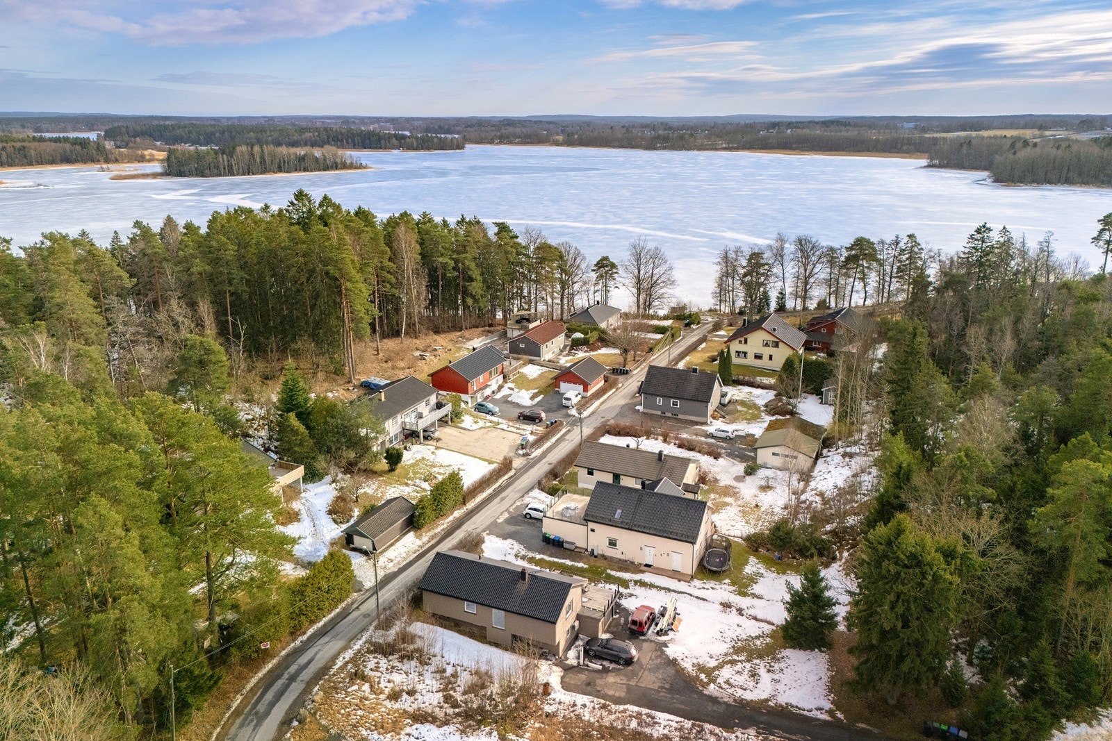 Fra eiendommen er det kort vei til et bredt utvalg servicetilbud på Høyda og langs Varnaveien, hvor butikker, restauranter, kafeer og kjøpesentre er samlet. Galleribilde