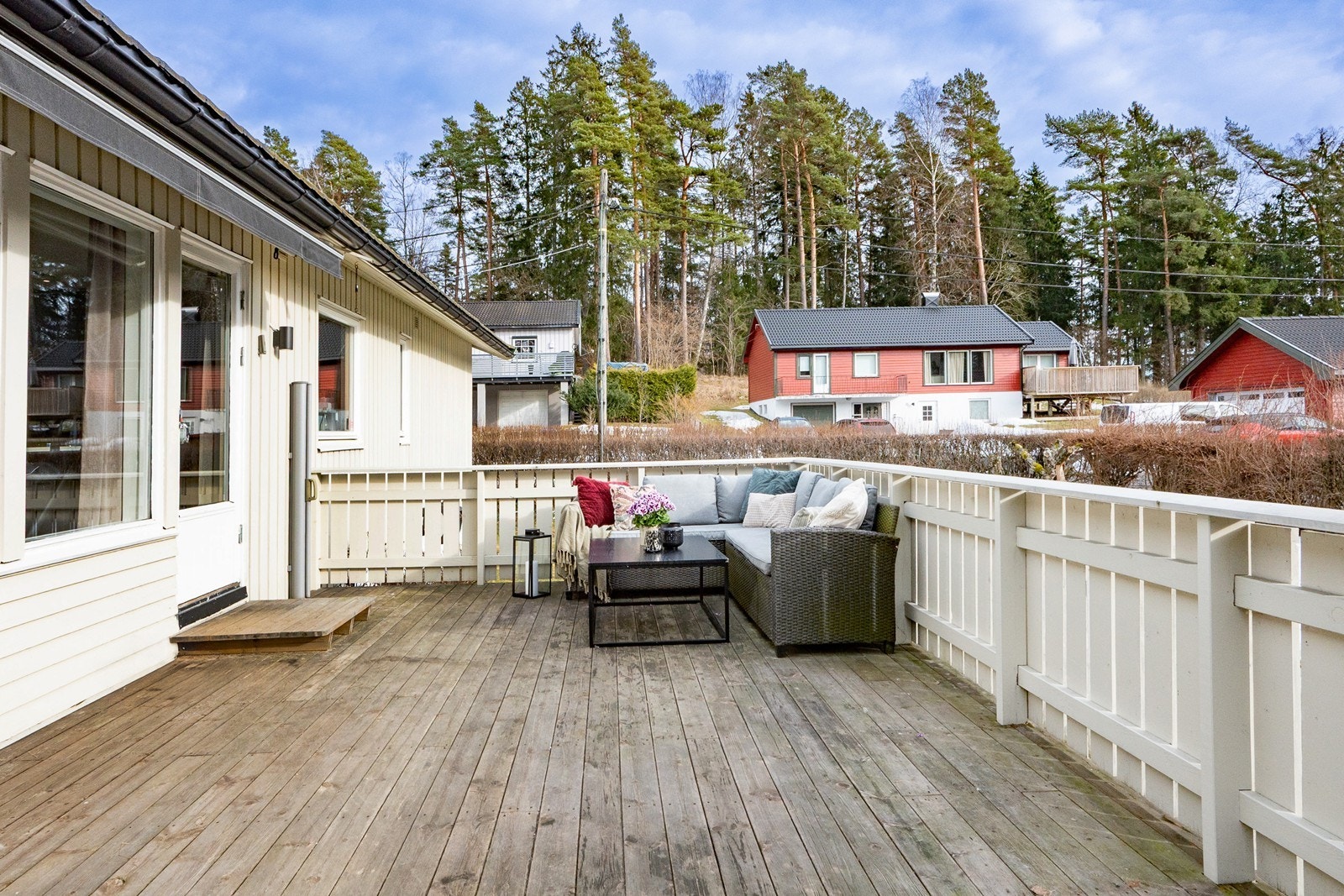 Sydvendt terrasse på 24 kvm med markise - en lun og solrik uteplass. Galleribilde