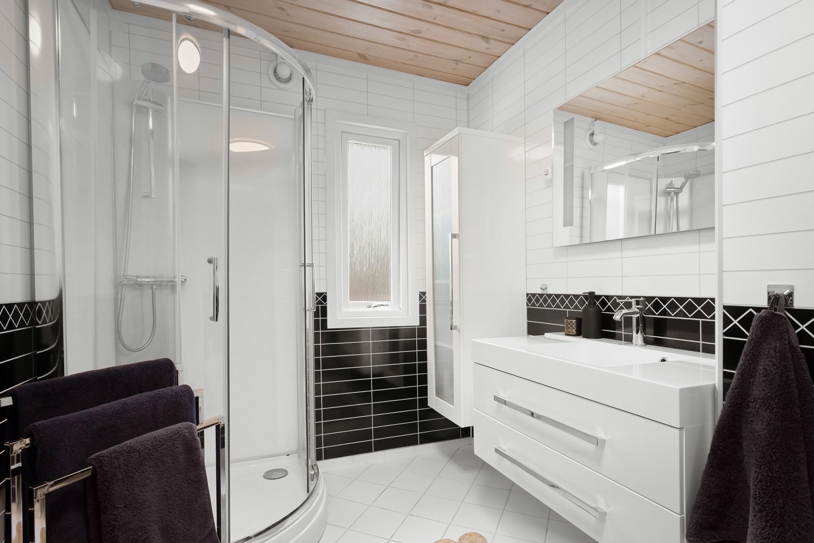 Badet ligger like ved entréen og er fra 2009, ref. tidligere salgsopplysninger. Galleribilde