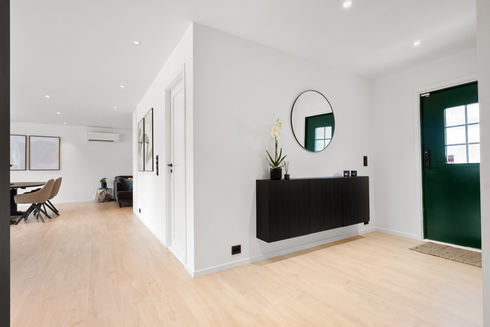 Hovedetasjen med unntak av badet ble pusset opp i 2024. Det er montert downlights og lagt nytt gulv i stue, kjøkken, gang og soverom. Galleribilde