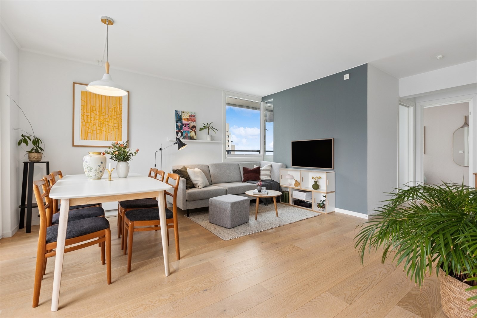 Leiligheten ligger i 7 etasje og holder en gjennomgående god standard Galleribilde