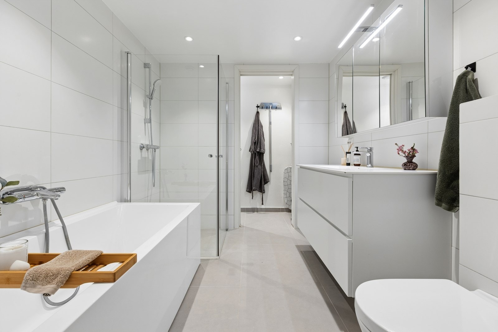 Moderne bad i lyse toner med eget rom til vaskemaskin Galleribilde