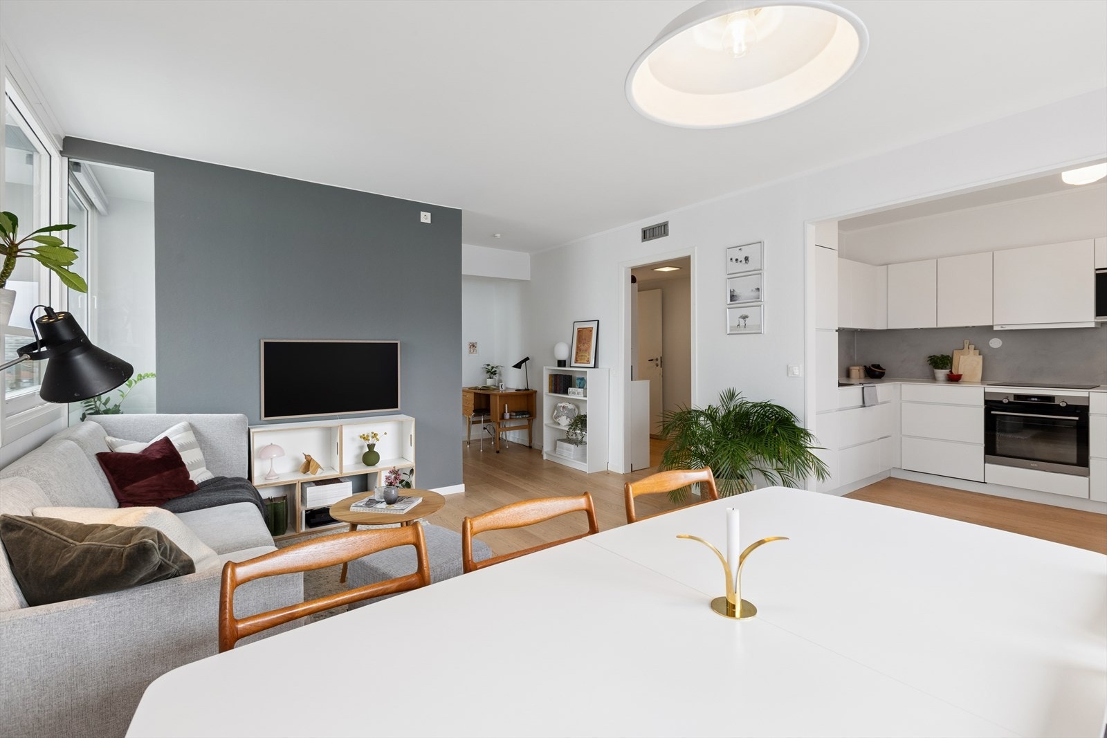 Lys og luftig stue med gode lysforhold. Galleribilde