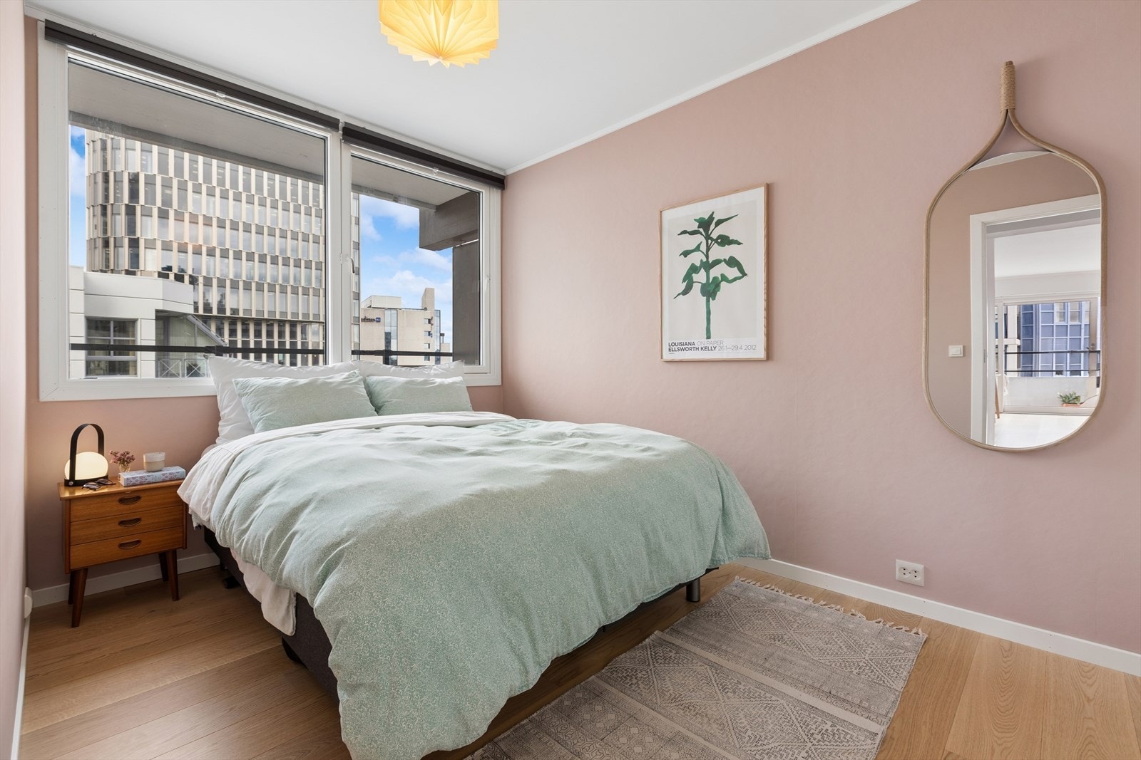 Stort soverom med god plass til dobbeltseng og garderobeløsning Galleribilde