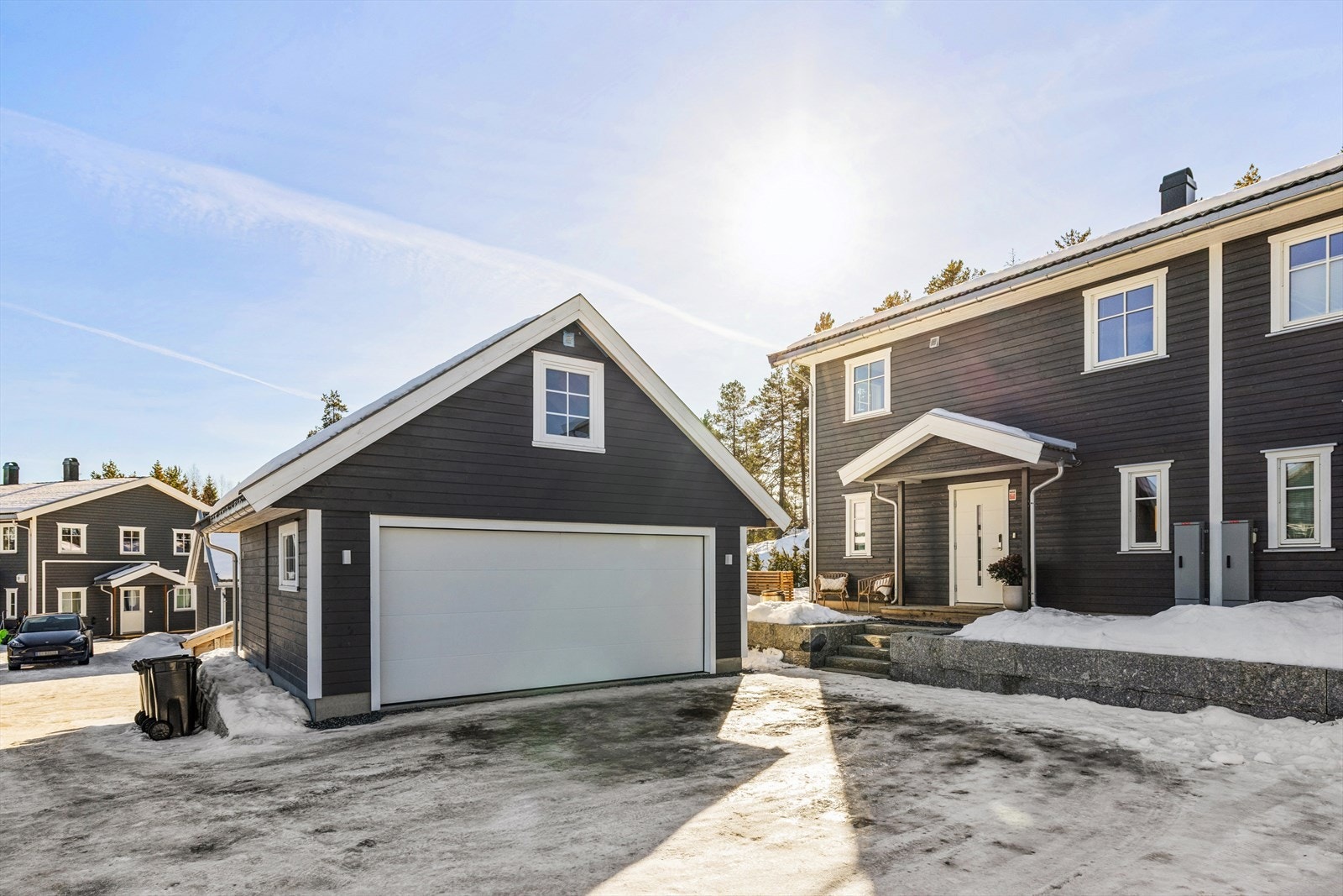 Parkering i gårdsplass og i garasje. Galleribilde