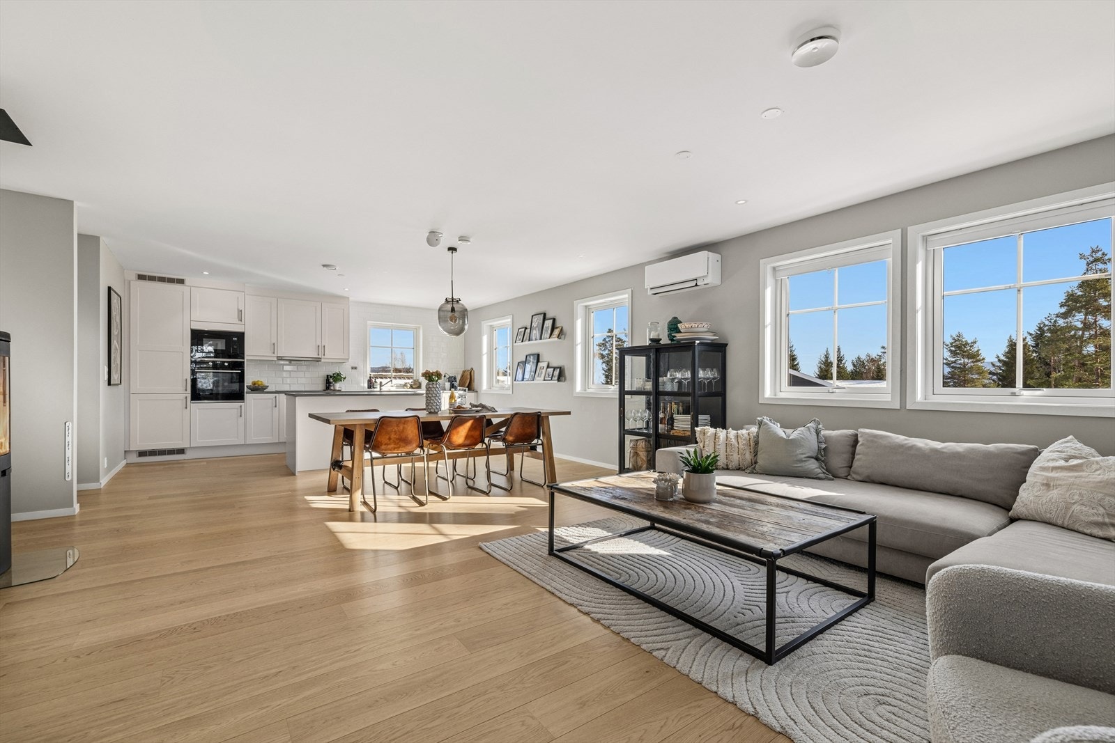 Stuen oppleves romslig og har rikelig med plass for innredning i diverse soner. Galleribilde