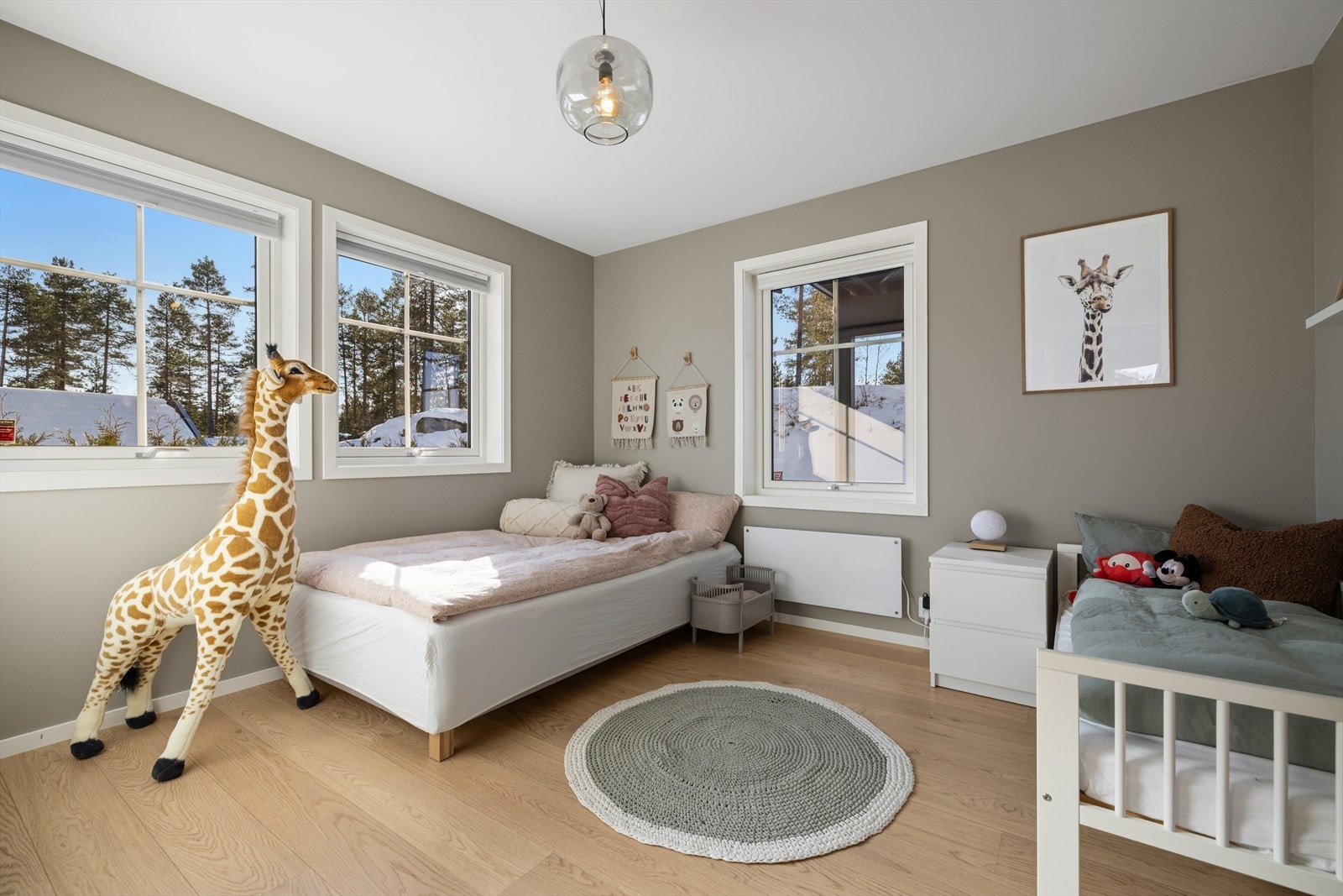 Boligen har tilsammen 4 soverom. Soverommene er av god størrelse. Det er 3 soverom i 1.etg samt 1 soverom i 2 etg. Galleribilde