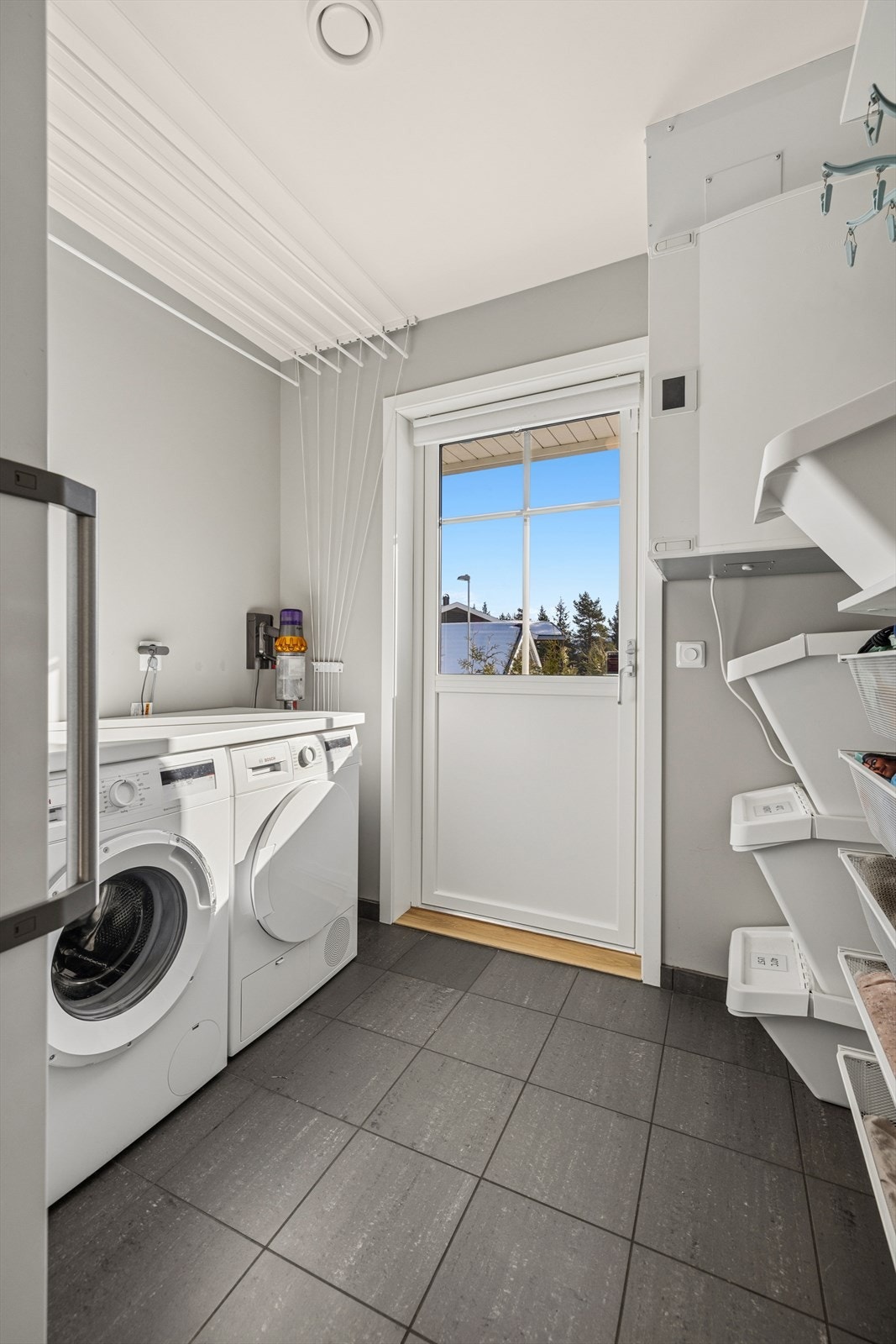 Praktisk vaskerom med utgang til hagen. Galleribilde