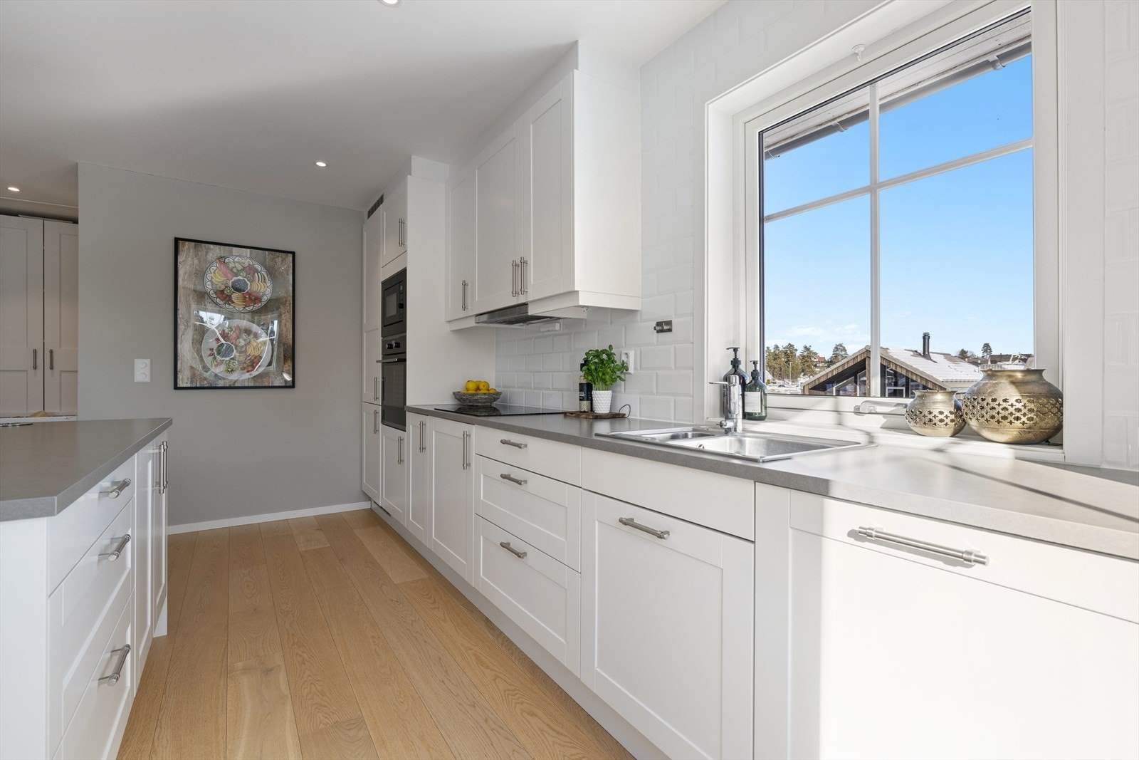 Også kjøkkenet har gode vindusflater, som gir godt med innslipp av naturlig lys og hyggelig utsikt mot omgivelsene. Galleribilde