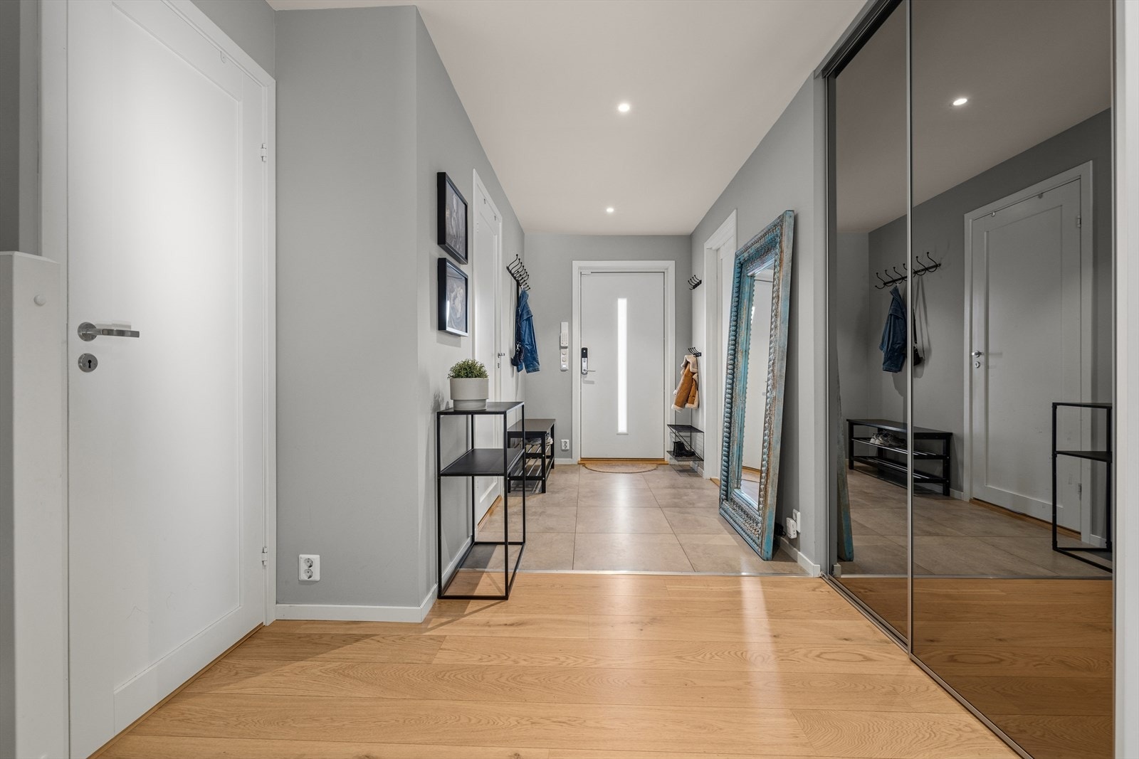 Boligen har en stor skyvedørsgarerobe i forbindelse med gangen. Galleribilde