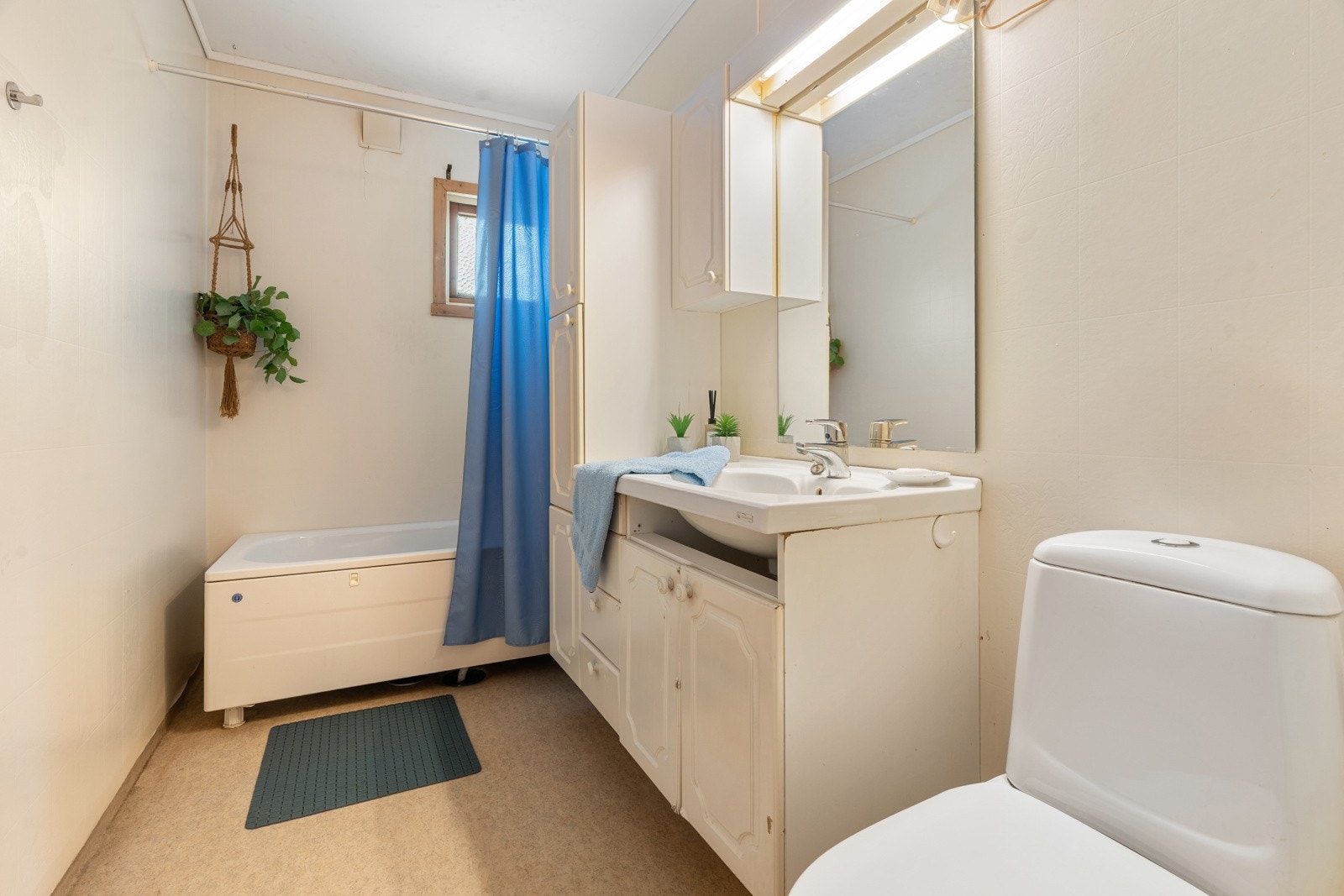 I hovedetasjen er det baderom med badekar. Galleribilde