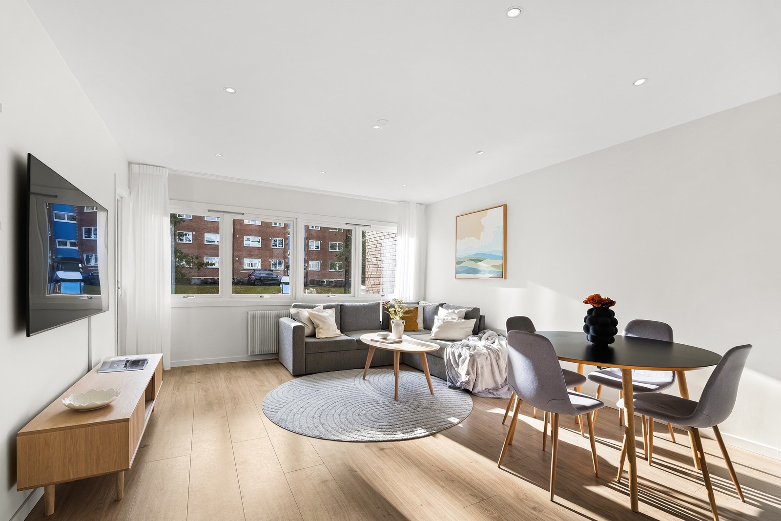 Leiligheten ble i 2022 pusset opp med ny delikat kjøkkeninnredning, vegger helsparklet og malt i tidsriktige farger, samt lagt nytt flott enstavs laminatgulv. Badet ble i 2014 pusset opp i regi av borettslaget. Her kan man flytte rett inn! Galleribilde