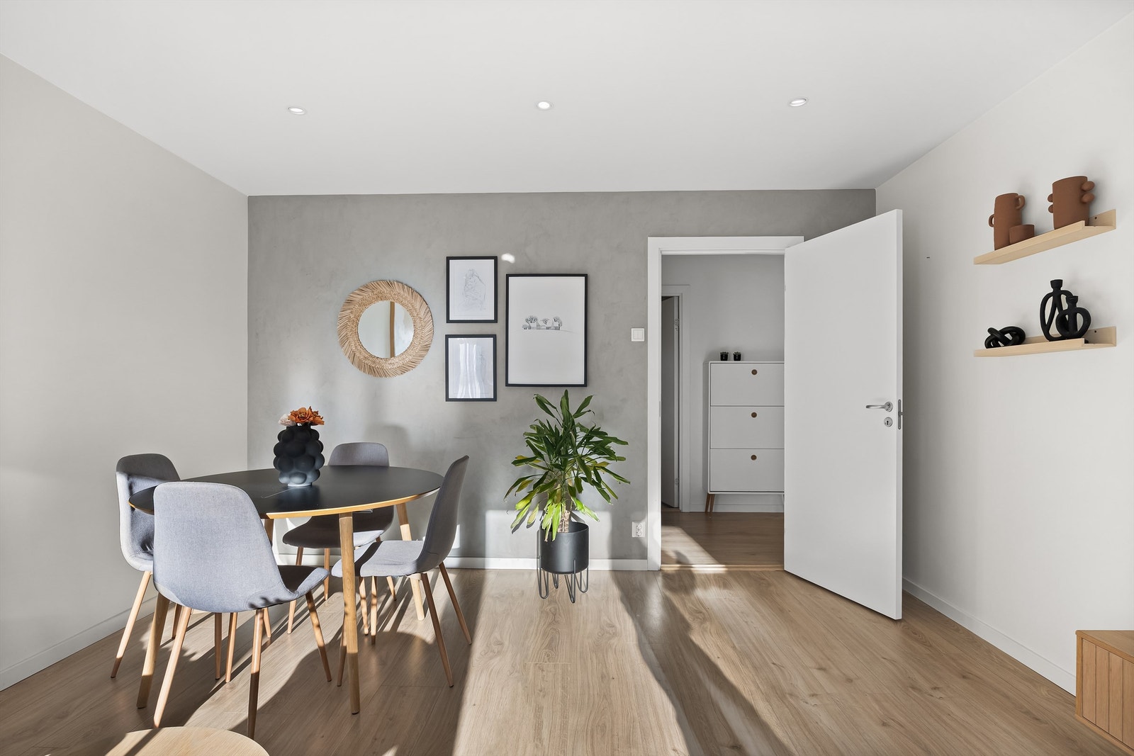 Downlights i himling med Plejd smarthus styring, som gjør at man kan dele belysningen i soner og styre fra mobilen. Kontrastvegg malt i moderne farge som står i stil med resten av stuen. Flott enstavs laminatgulv Galleribilde