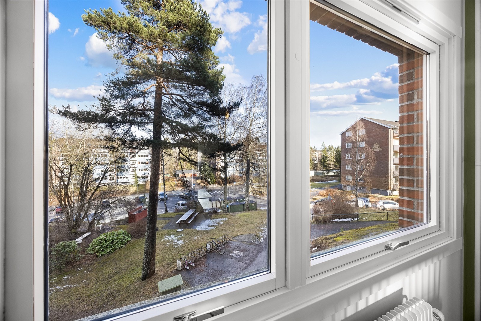 Her kan man nyte alle måltider med hyggelig utsikt mot trærne og felles grøntområder Galleribilde