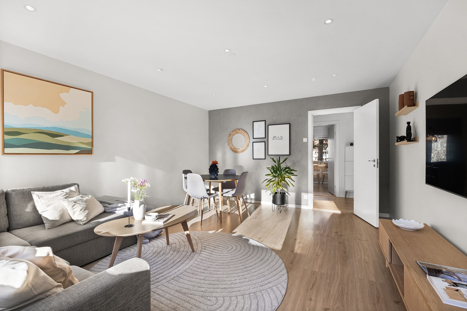 Plass til blant annet sofagruppe, tv-møblement, spisebord og spisestoler. Stuen utforming gjør det enkelt å møblere etter eget ønske Galleribilde