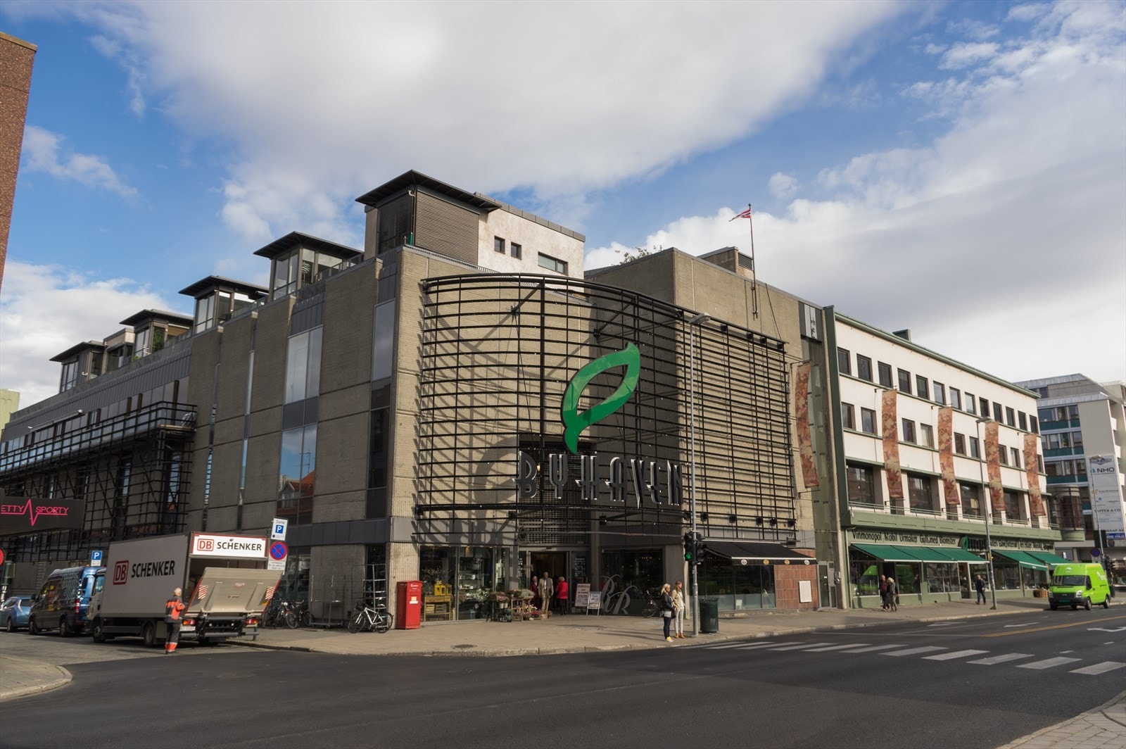 Både Solsiden og Byhaven er nærliggende kjøpesentre og har alle et rikt utvalg av butikker, restauranter og kaféer. Galleribilde