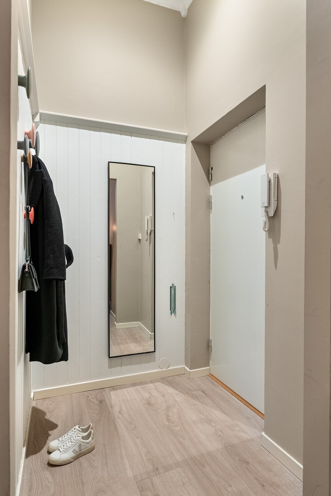 Innenfor døra blir man møtt av en luftig entré med plass til vegghengt klesoppbevaring og skoskap. Entréen har også et praktisk kryploft med gode lagringsmuligheter. Galleribilde