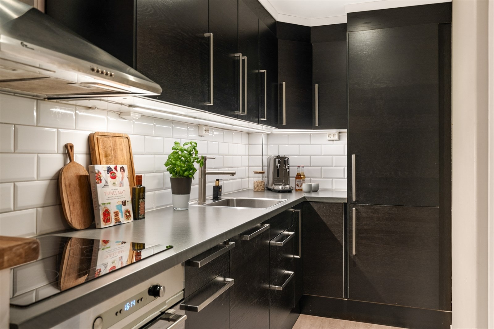 Utformingen av kjøkkenet oppleves gjennomtenkt og praktisk med tydelige arbeidssoner og rikelig med lagringsplass. Galleribilde