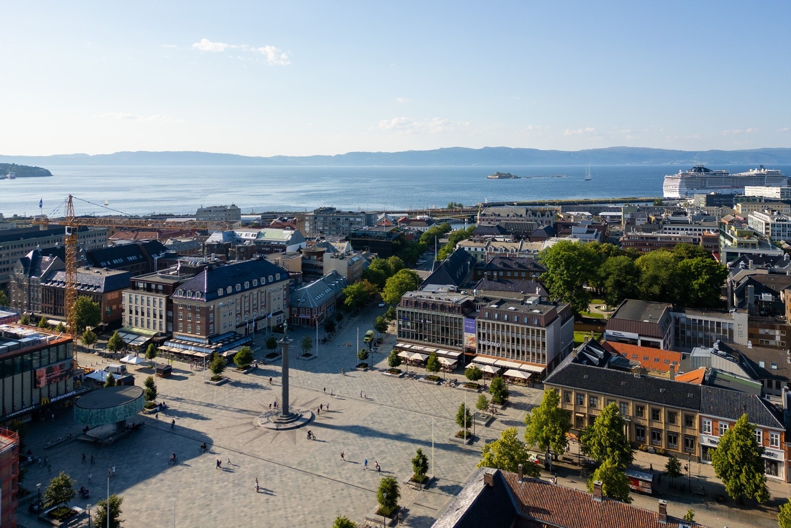 Fra leiligheten er det en liten spasertur til Trondheim Torg som bugner av shoppingmuligheter og mindre nisjebutikker. Galleribilde